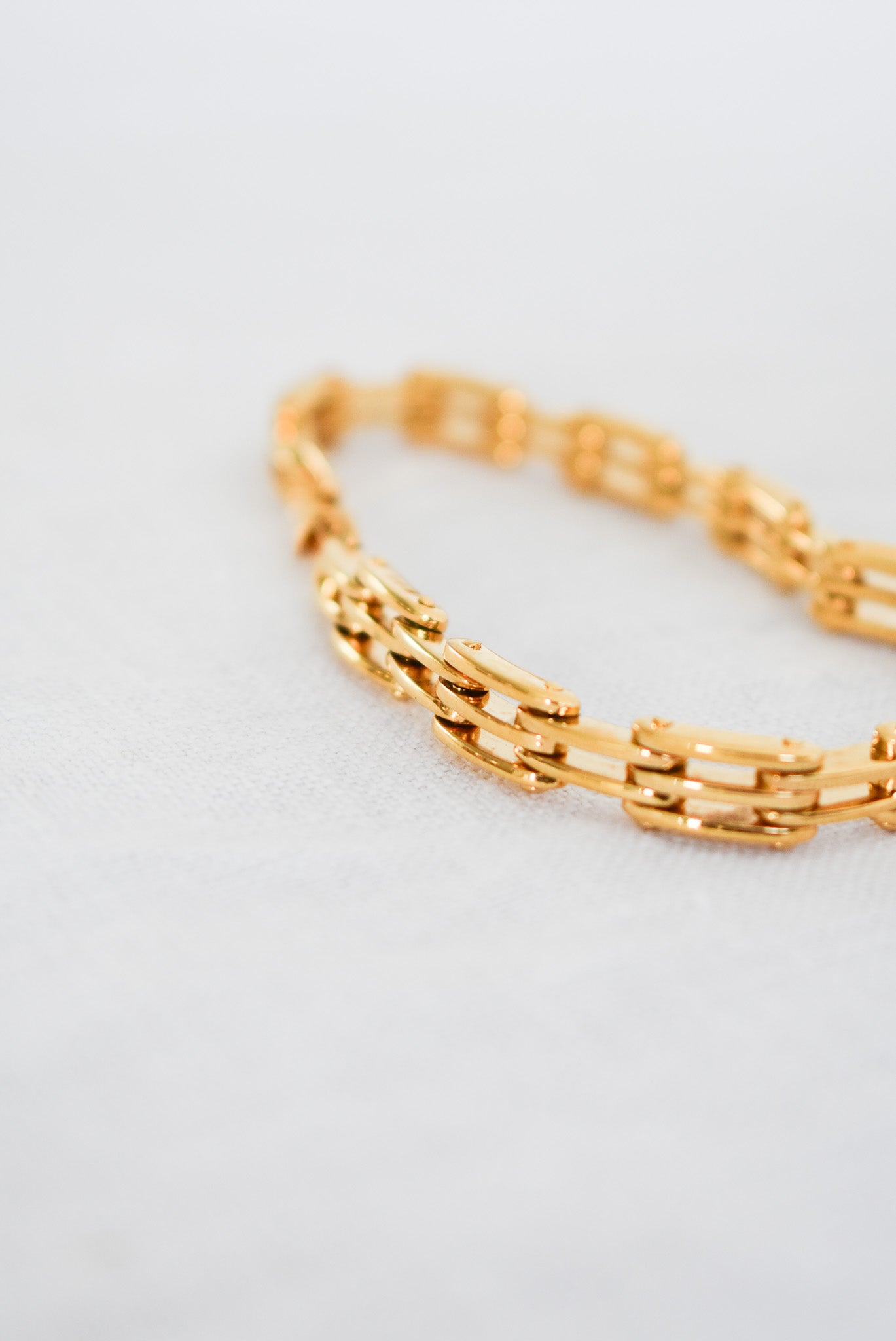 Beautifully made golden bracelet