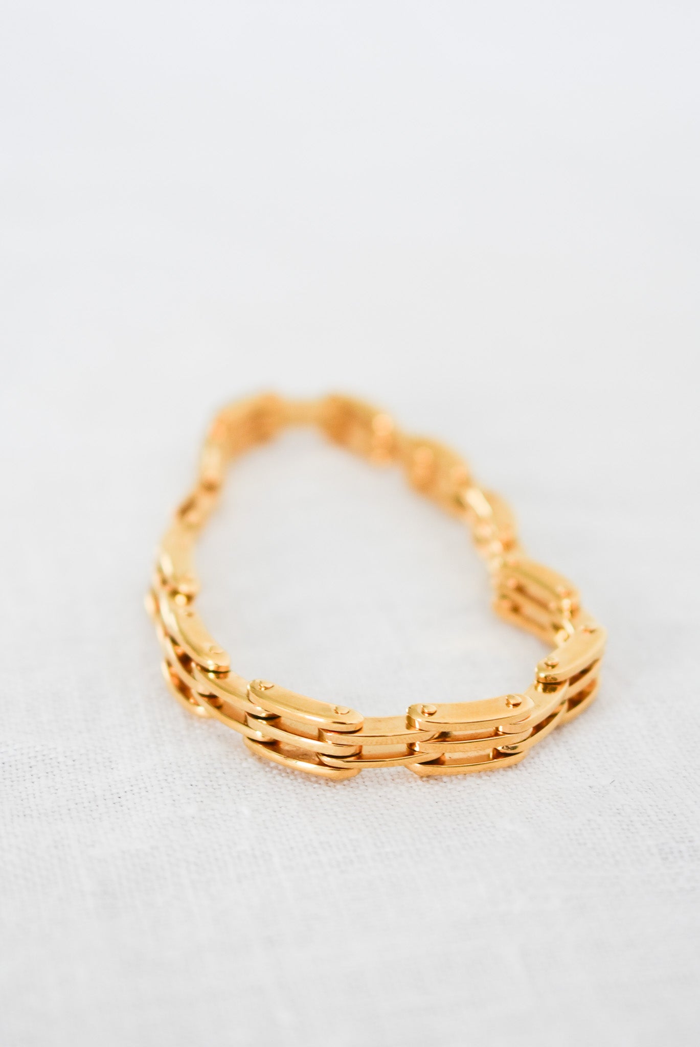 Beautifully made golden bracelet