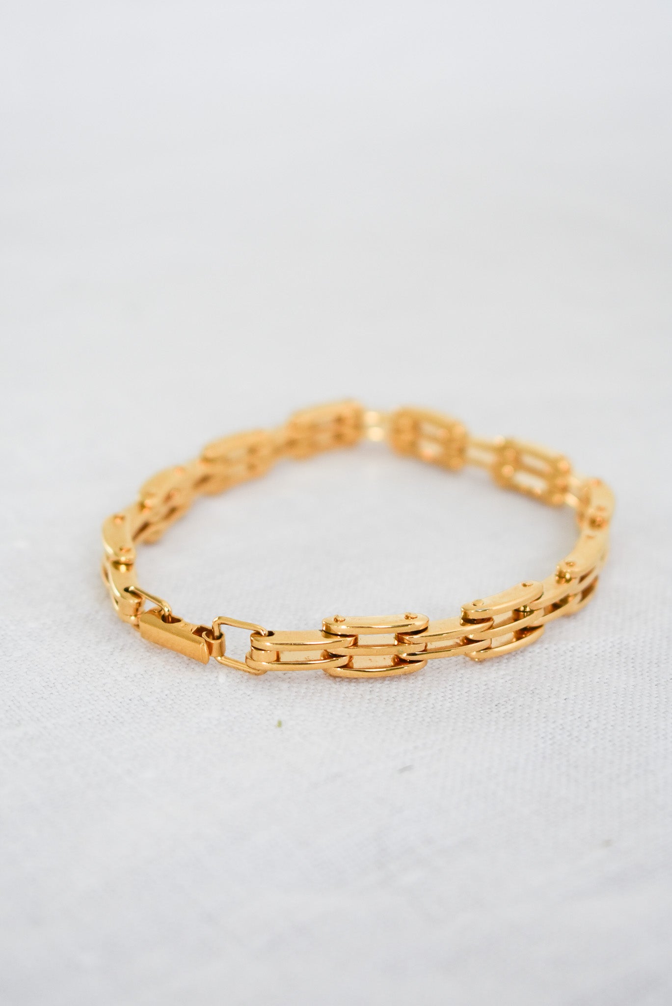 Beautifully made golden bracelet