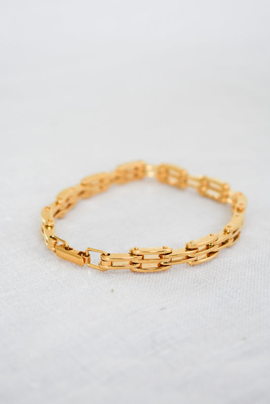 Beautifully made golden bracelet