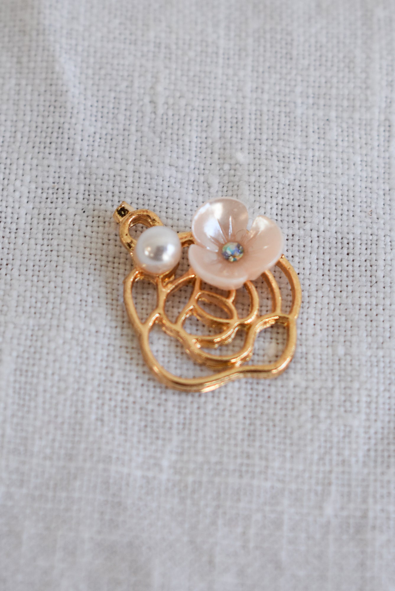 Flower and pearl pendant