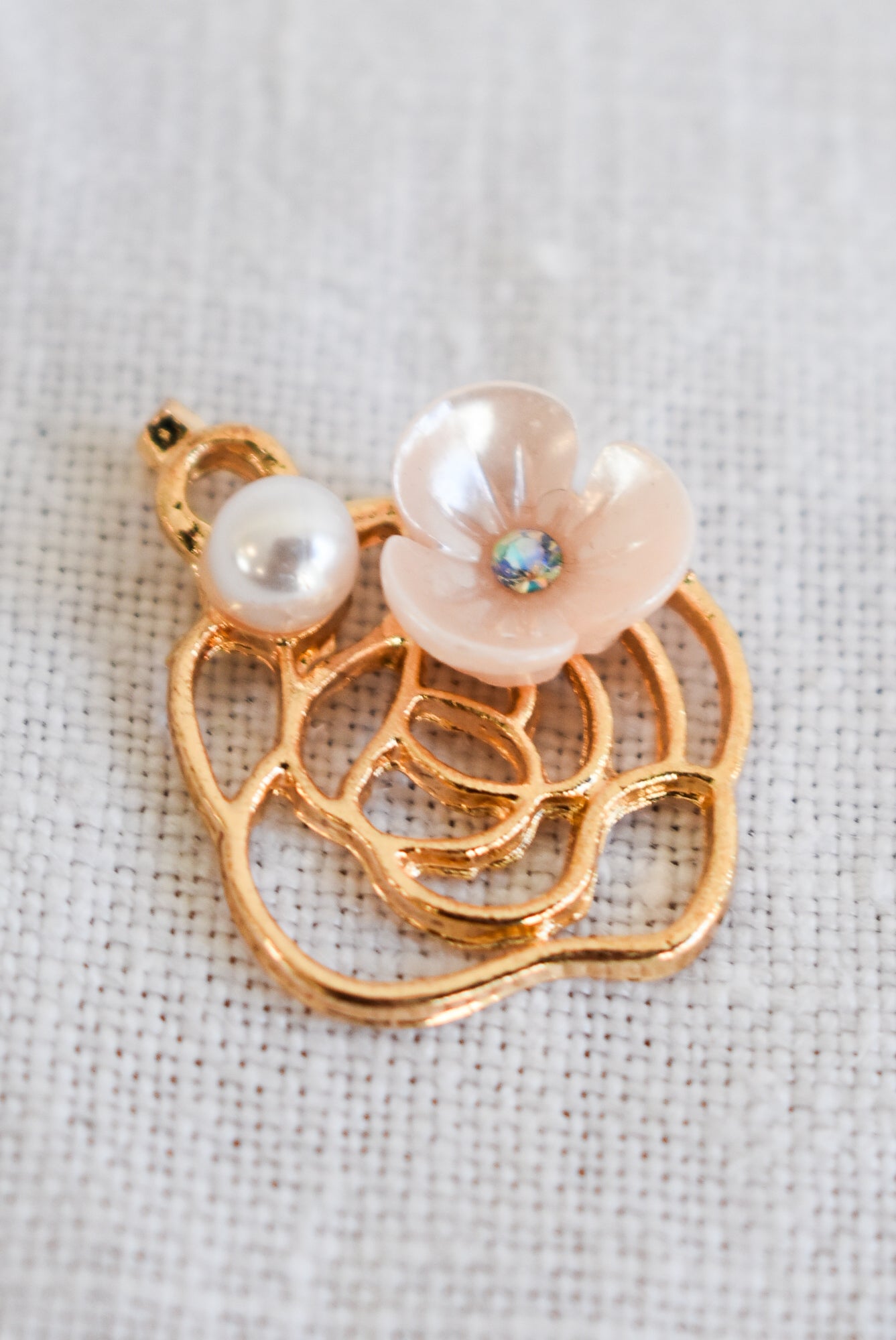 Flower and pearl pendant