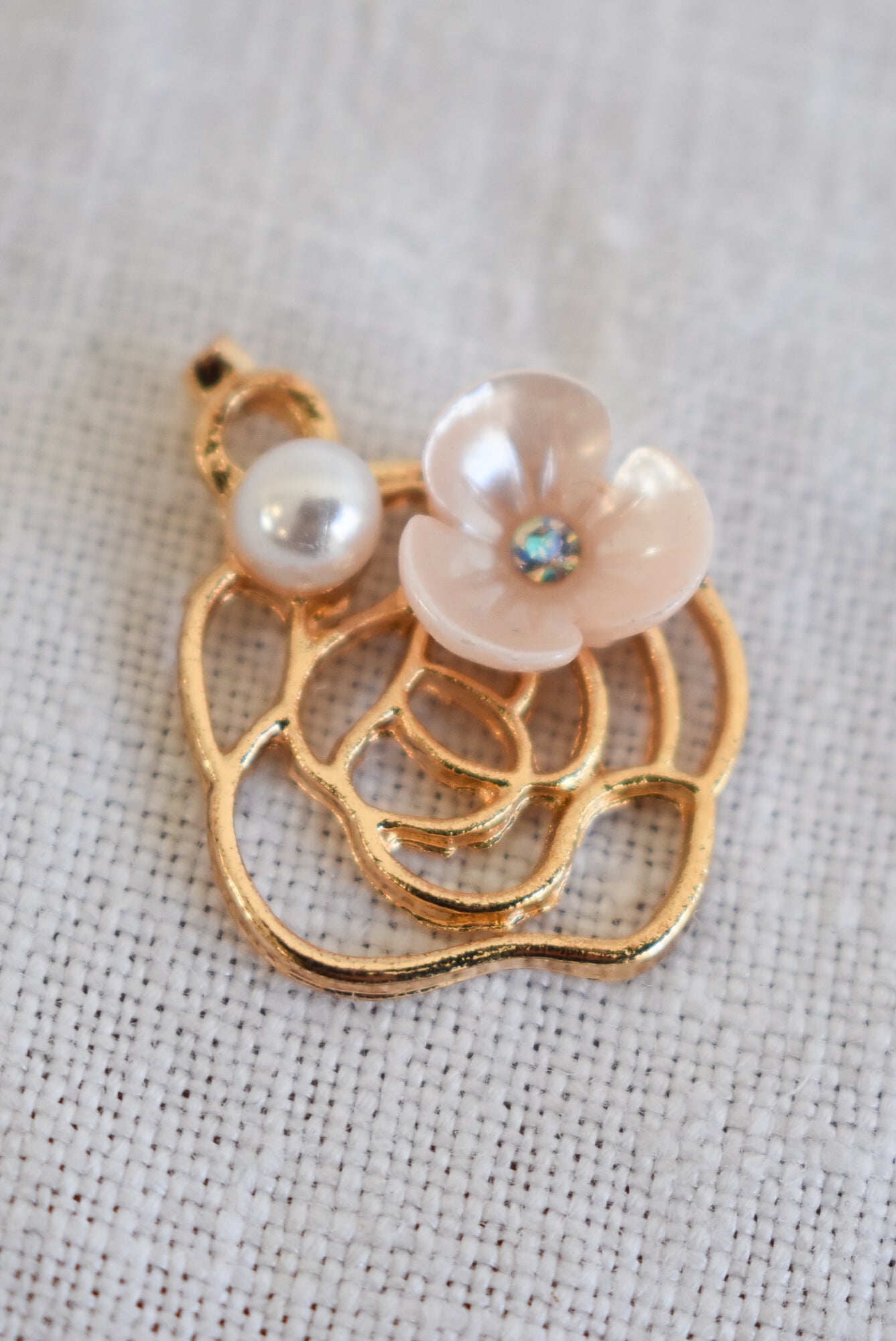 Flower and pearl pendant