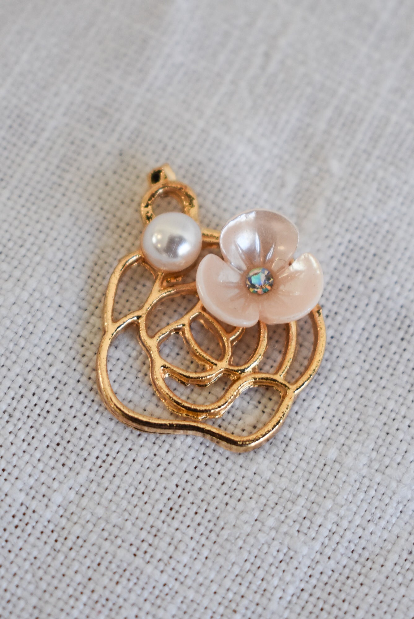 Flower and pearl pendant