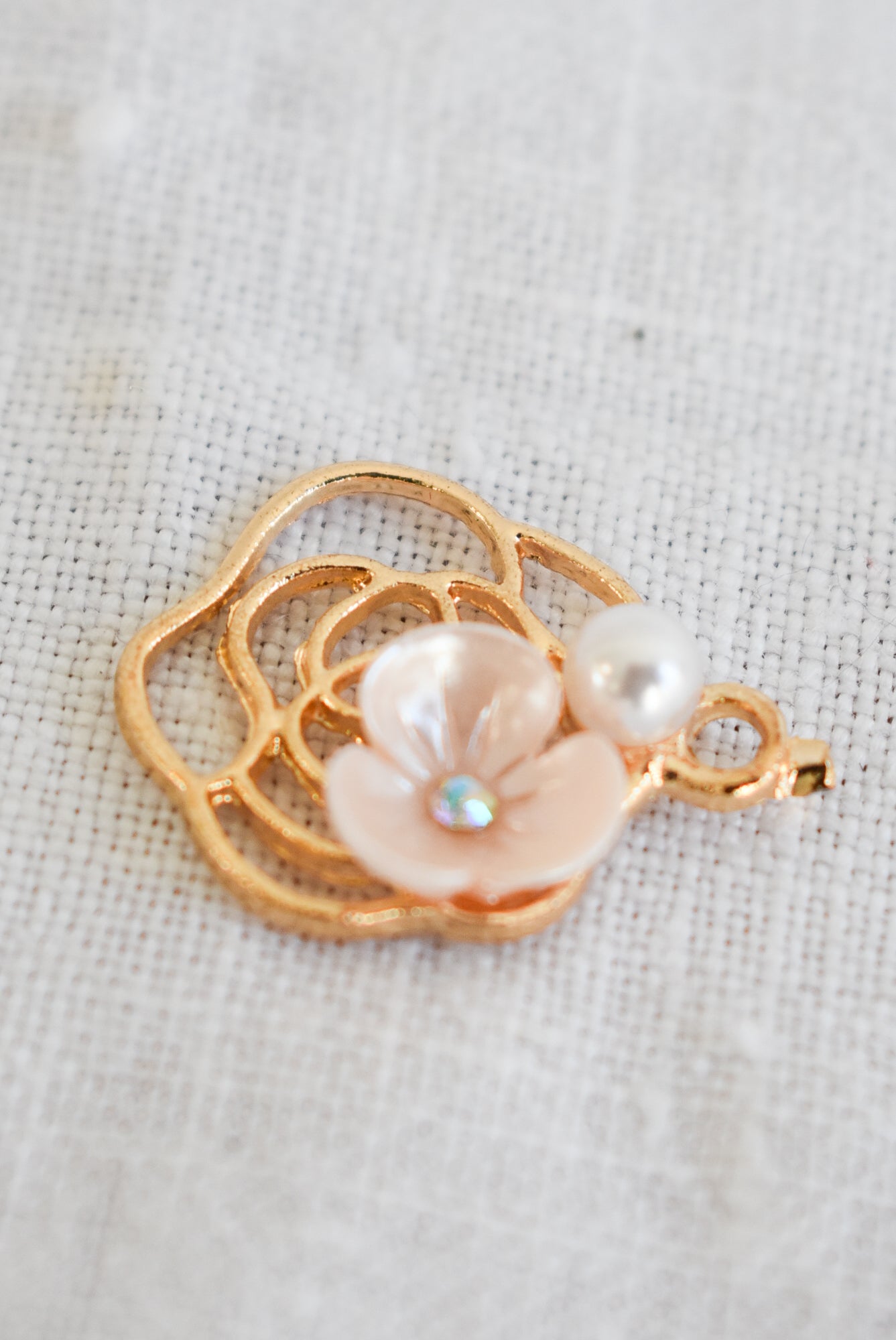 Flower and pearl pendant