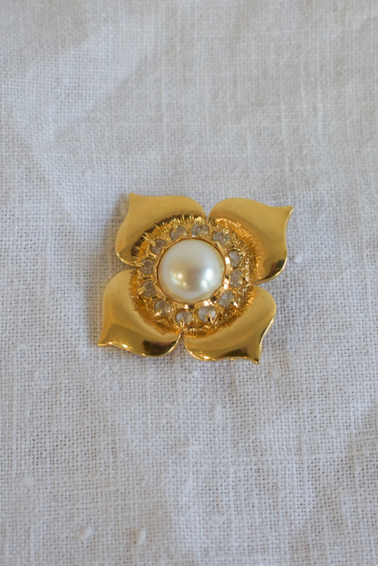 Beautiful golden flower pearl brooch