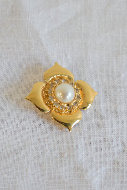 Beautiful golden flower pearl brooch