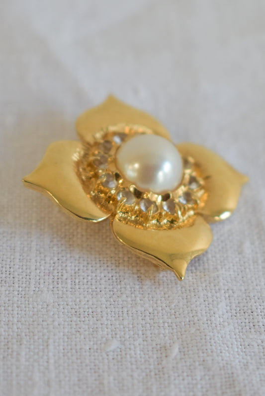 Beautiful golden flower pearl brooch