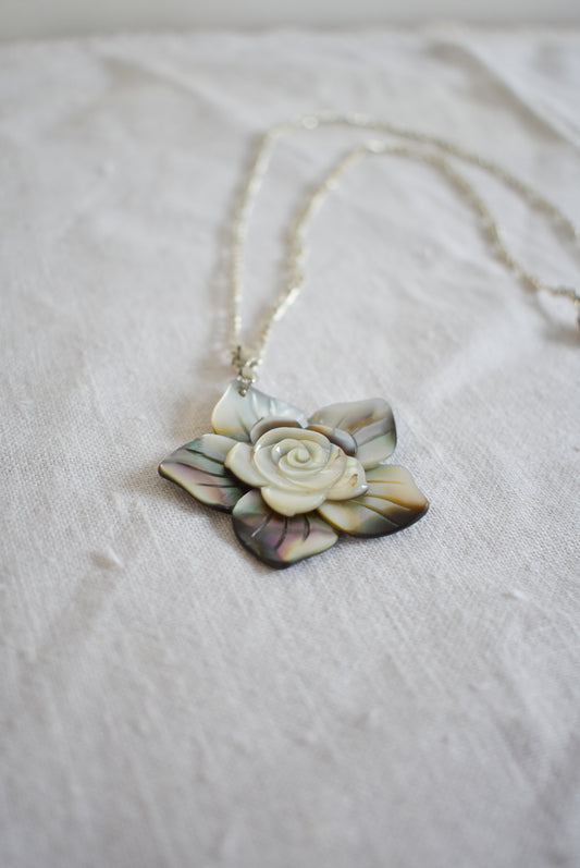 Stunning 18Kt Gold plated chain with shell flower pendant