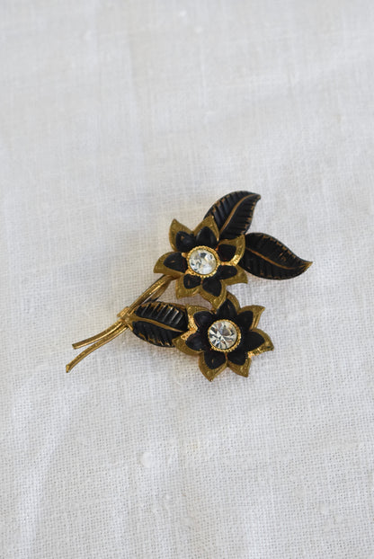 Bunch of flowers golden brooch