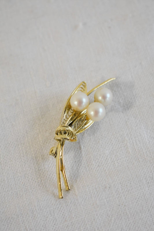 Faux pearl flower bouquet brooch