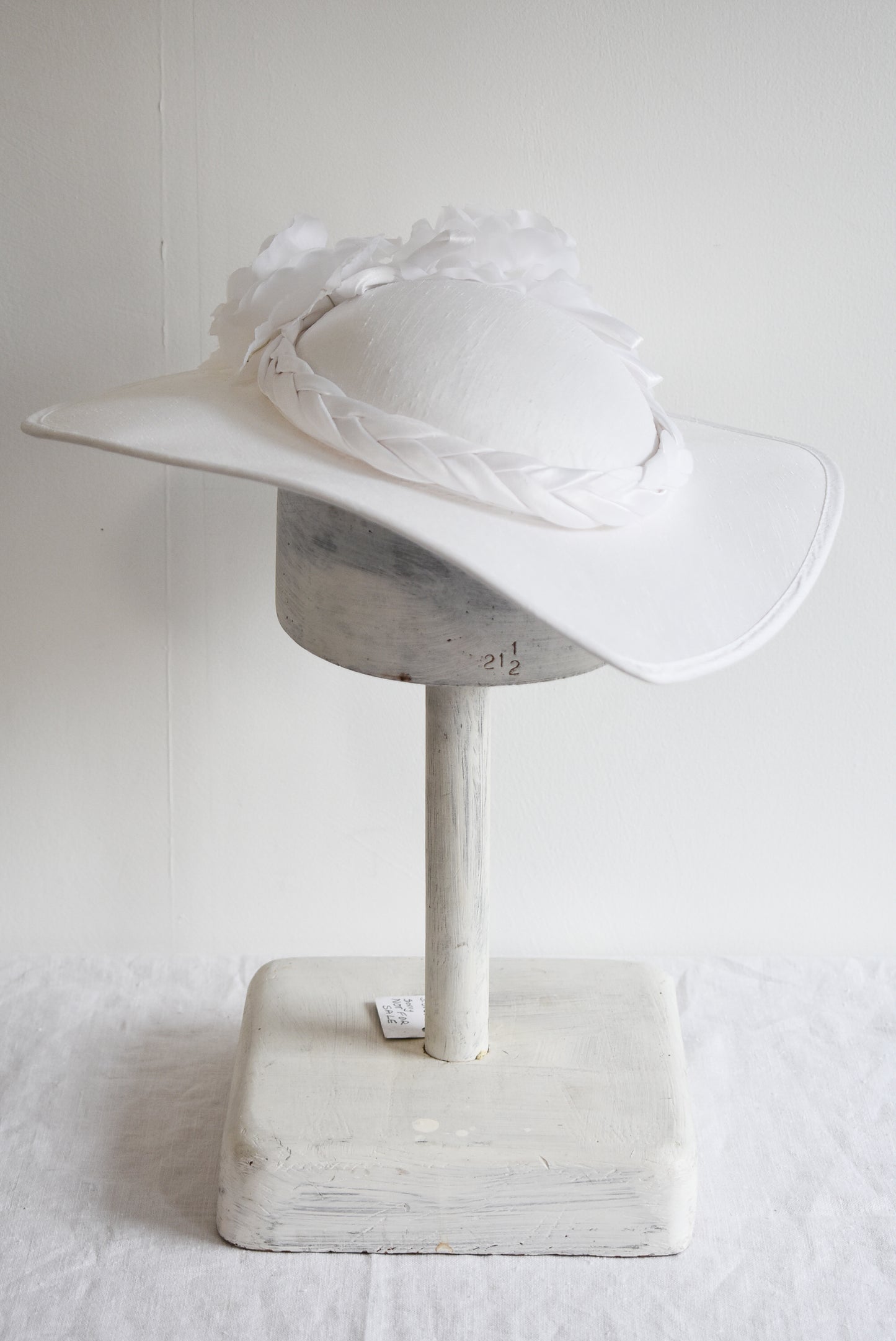 Stunning "Day at the Races", white heart hat NZ made