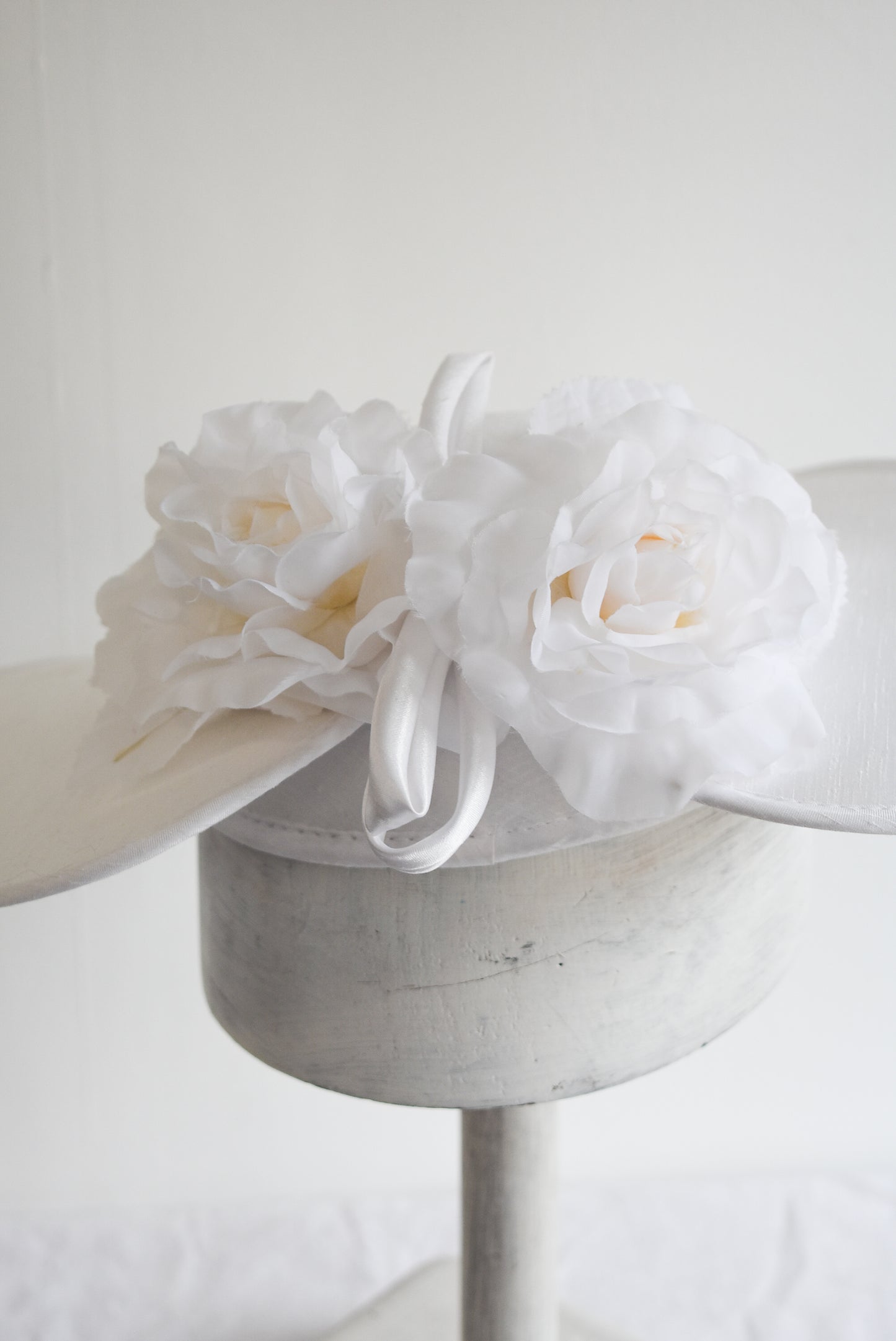 Stunning "Day at the Races", white heart hat NZ made