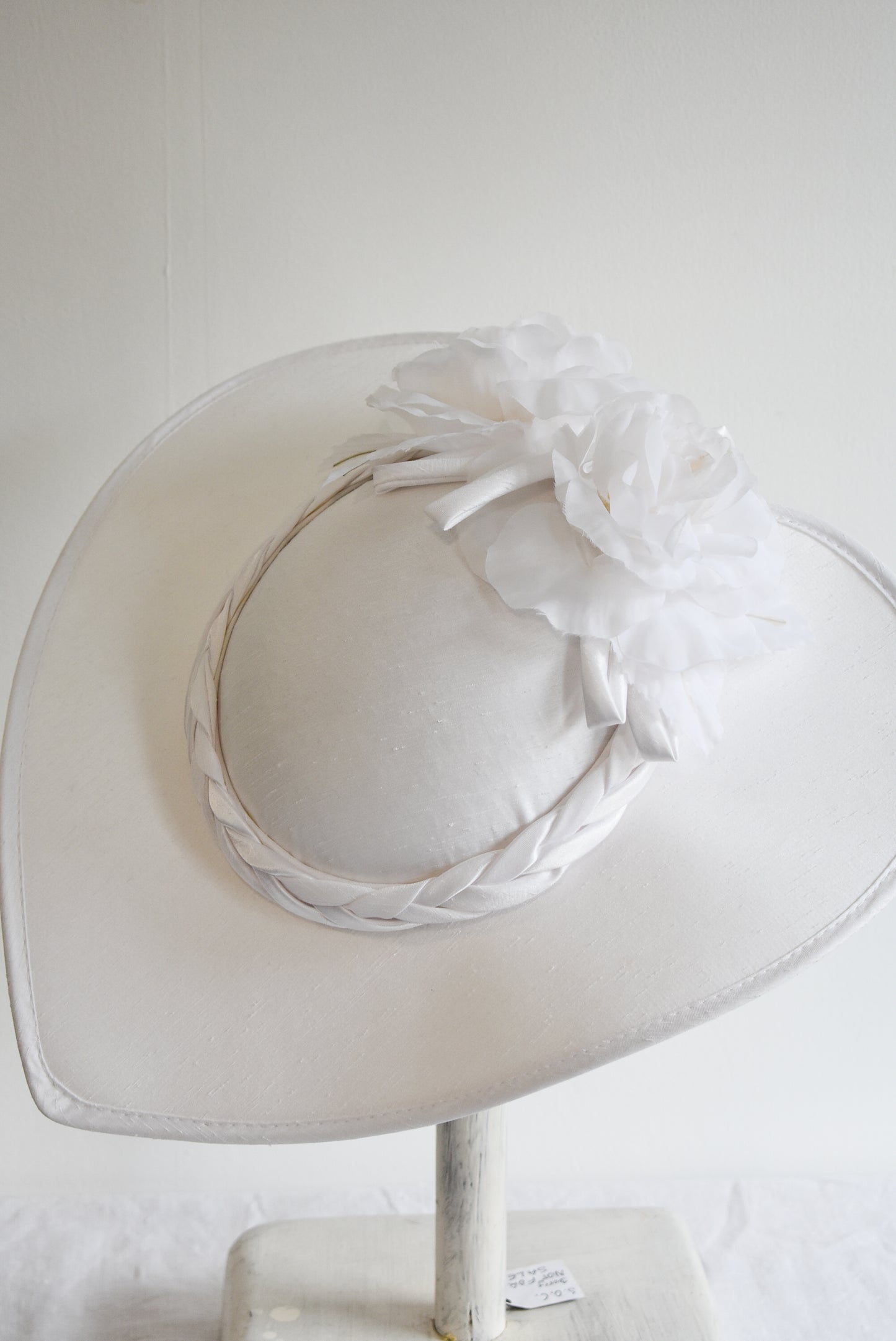 Stunning "Day at the Races", white heart hat NZ made