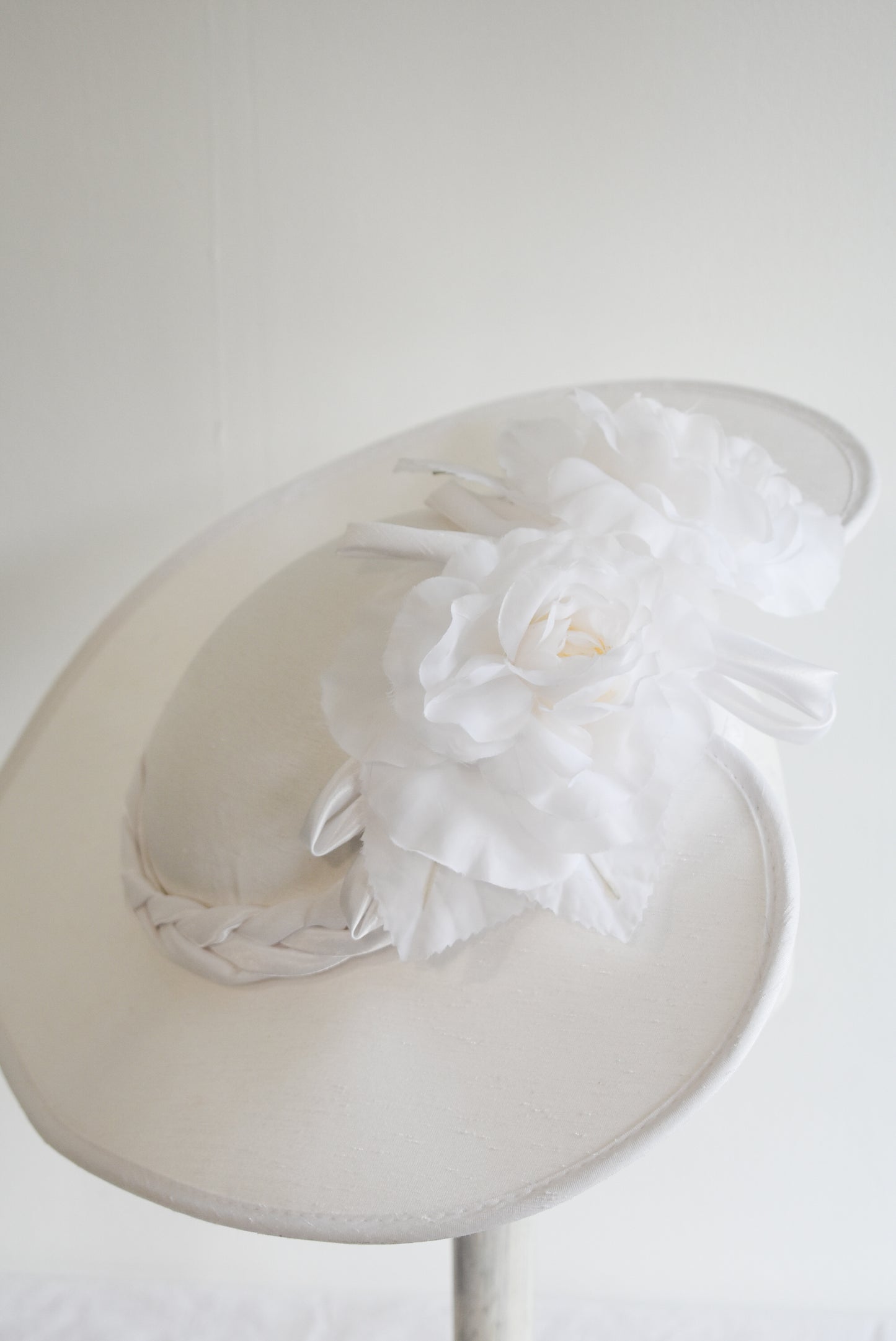 Stunning "Day at the Races", white heart hat NZ made