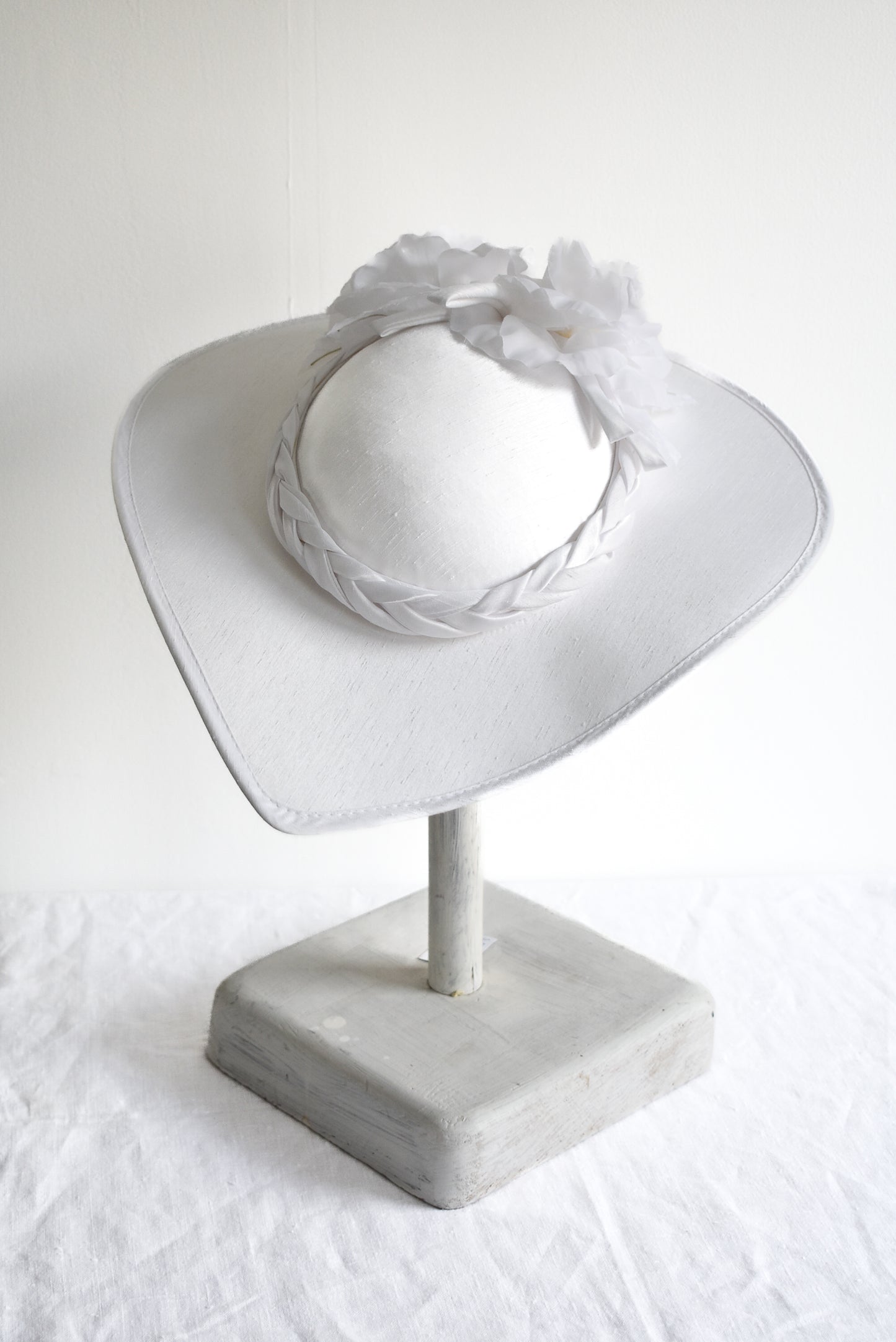 Stunning "Day at the Races", white heart hat NZ made