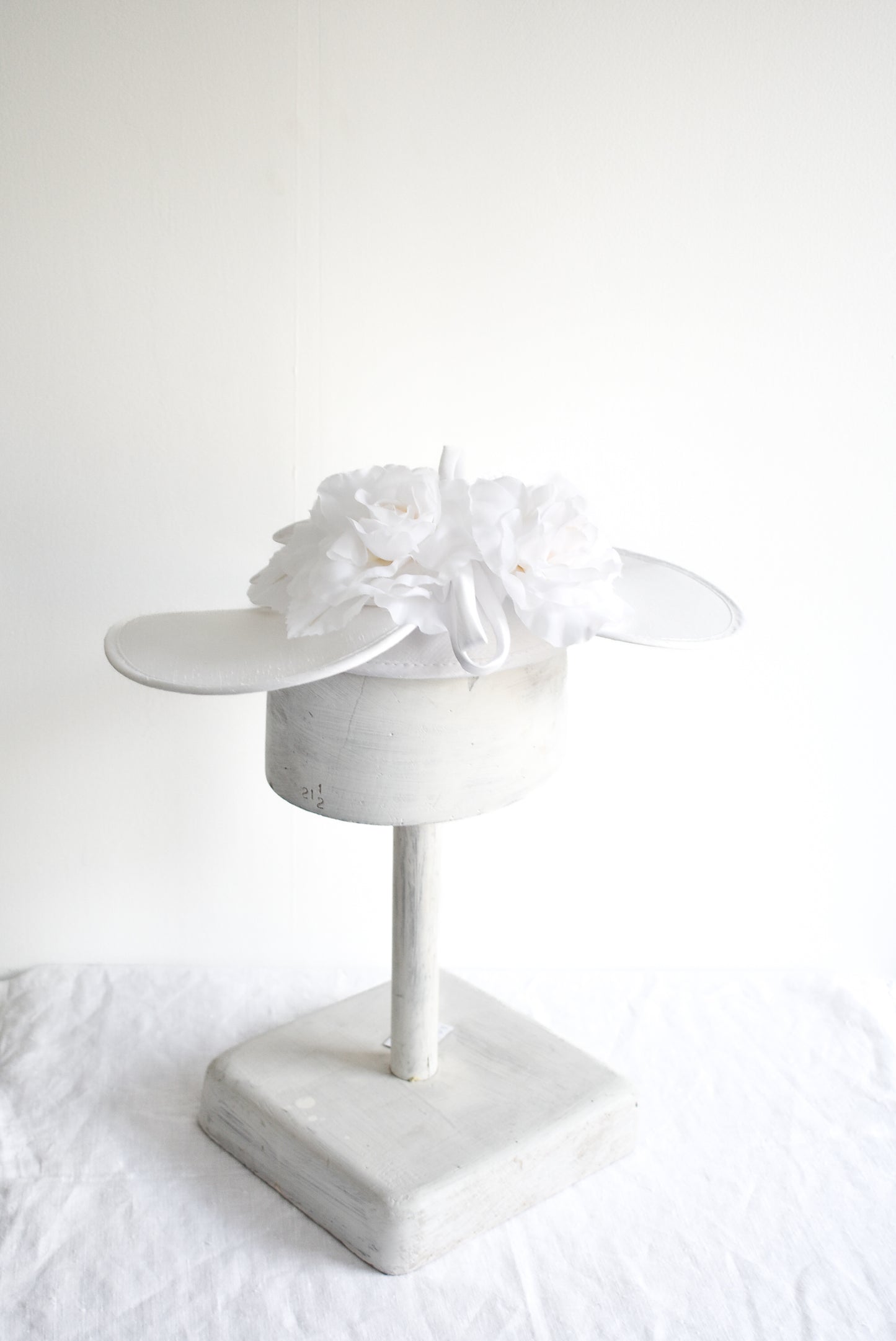 Stunning "Day at the Races", white heart hat NZ made