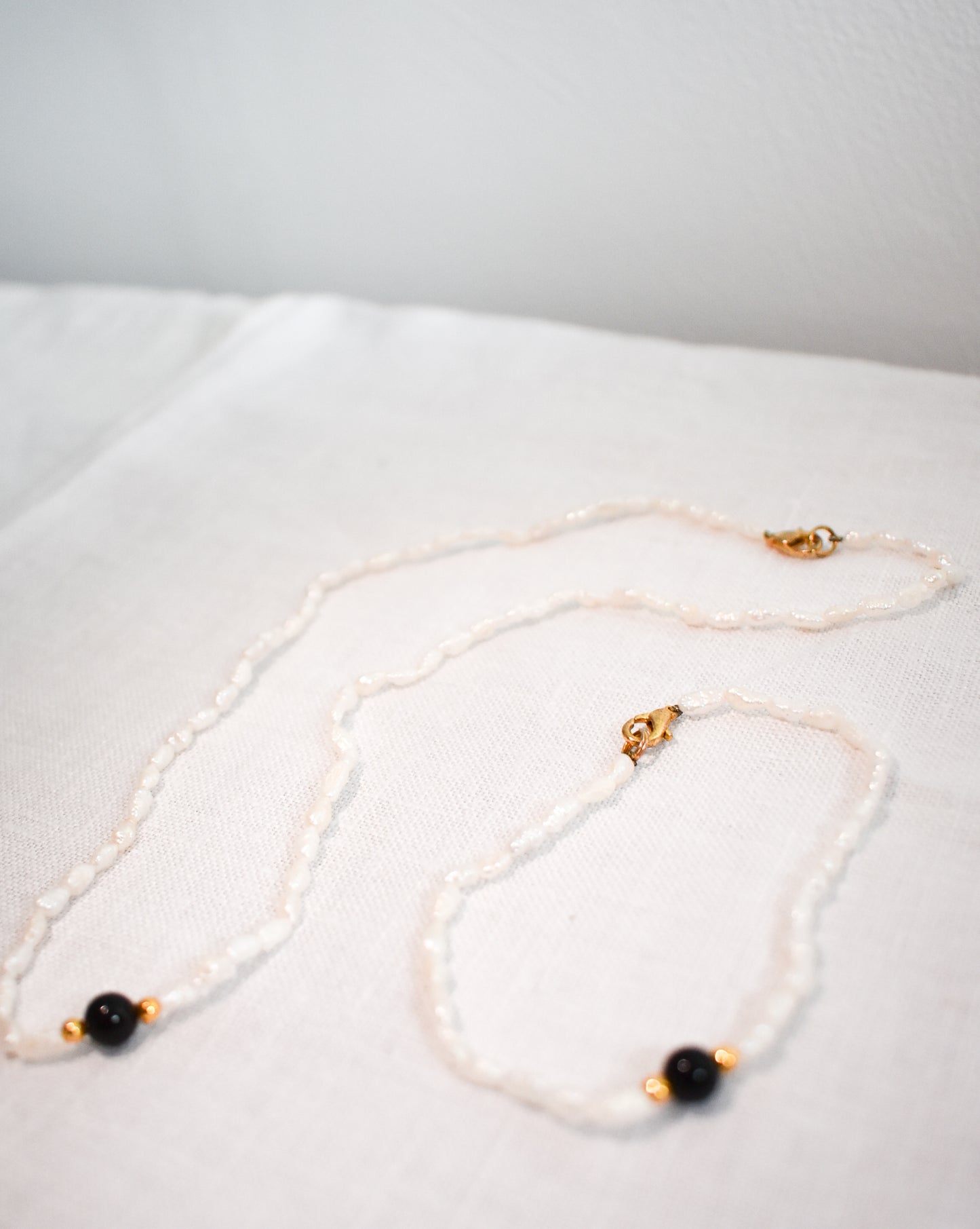 Gorgeous pearl necklace bracelet set