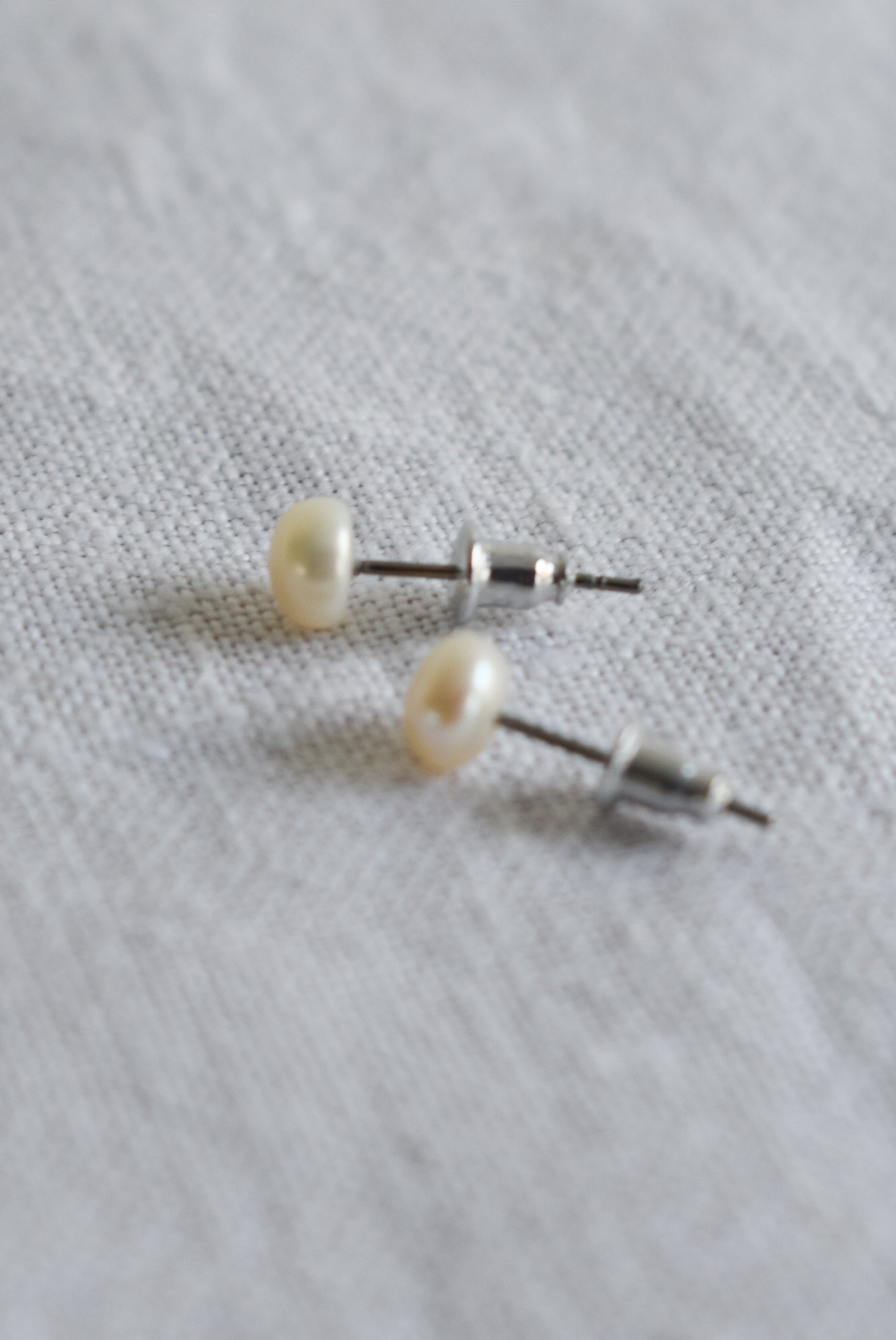 Real pearl stud earrings