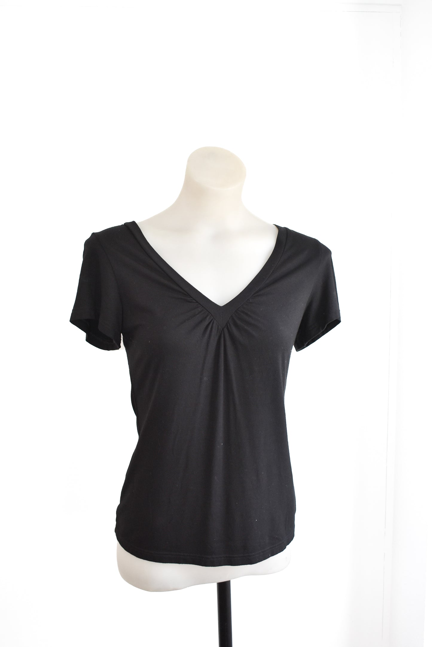 Finespun black v-neck t-shirt, S