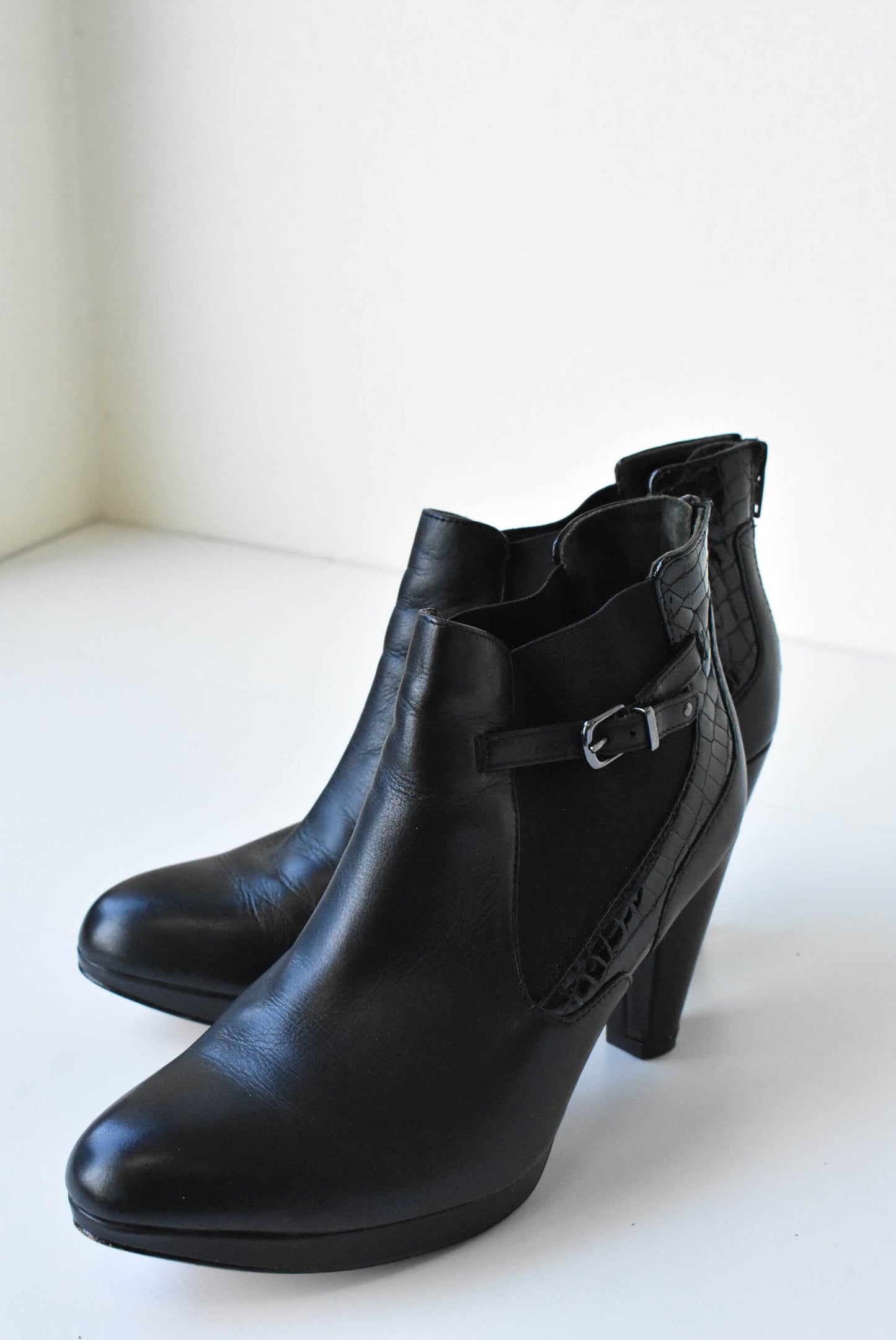 Ziera leather black scaled ankle boot heels, size 39.5