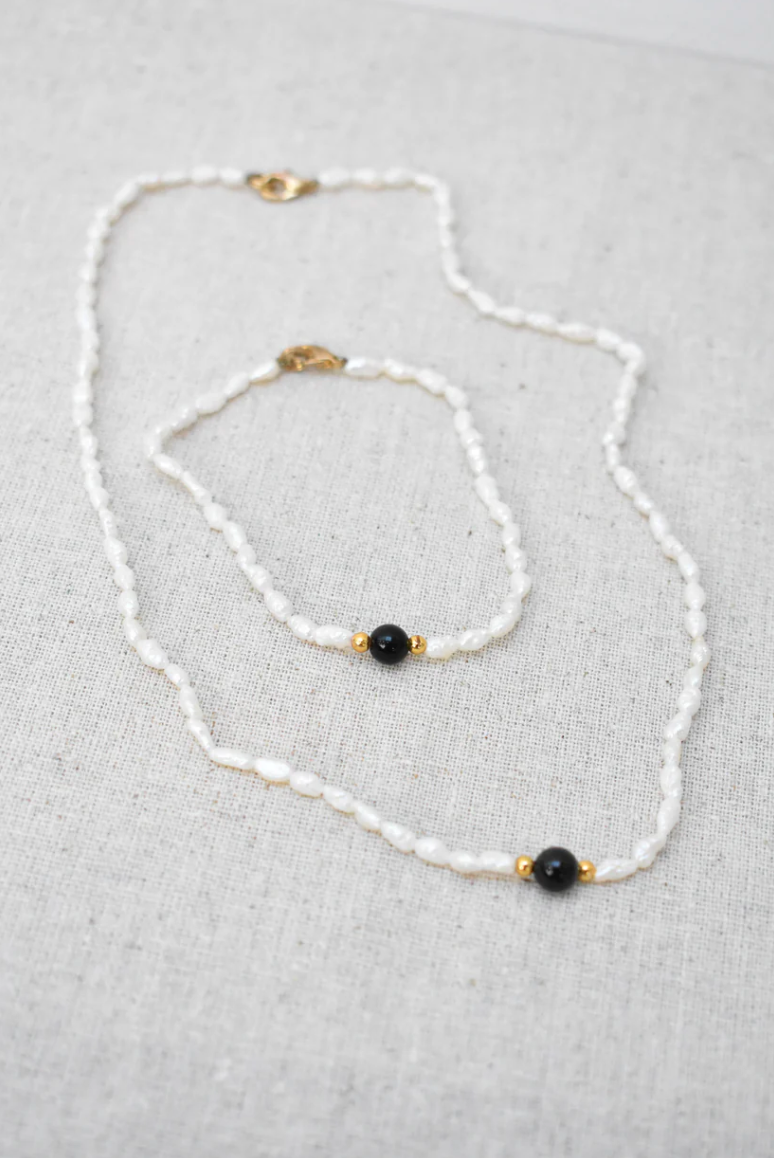 Gorgeous pearl necklace bracelet set