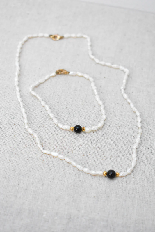 Gorgeous pearl necklace bracelet set