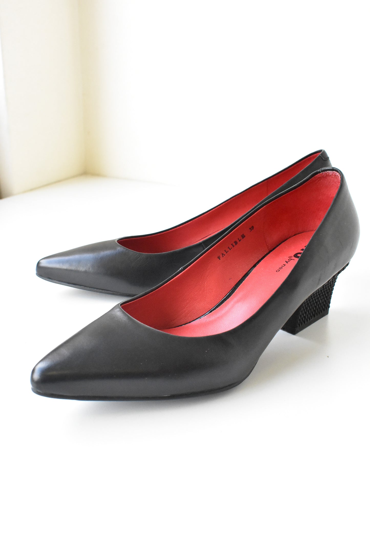 Nu By Neo black leather heels, size 39
