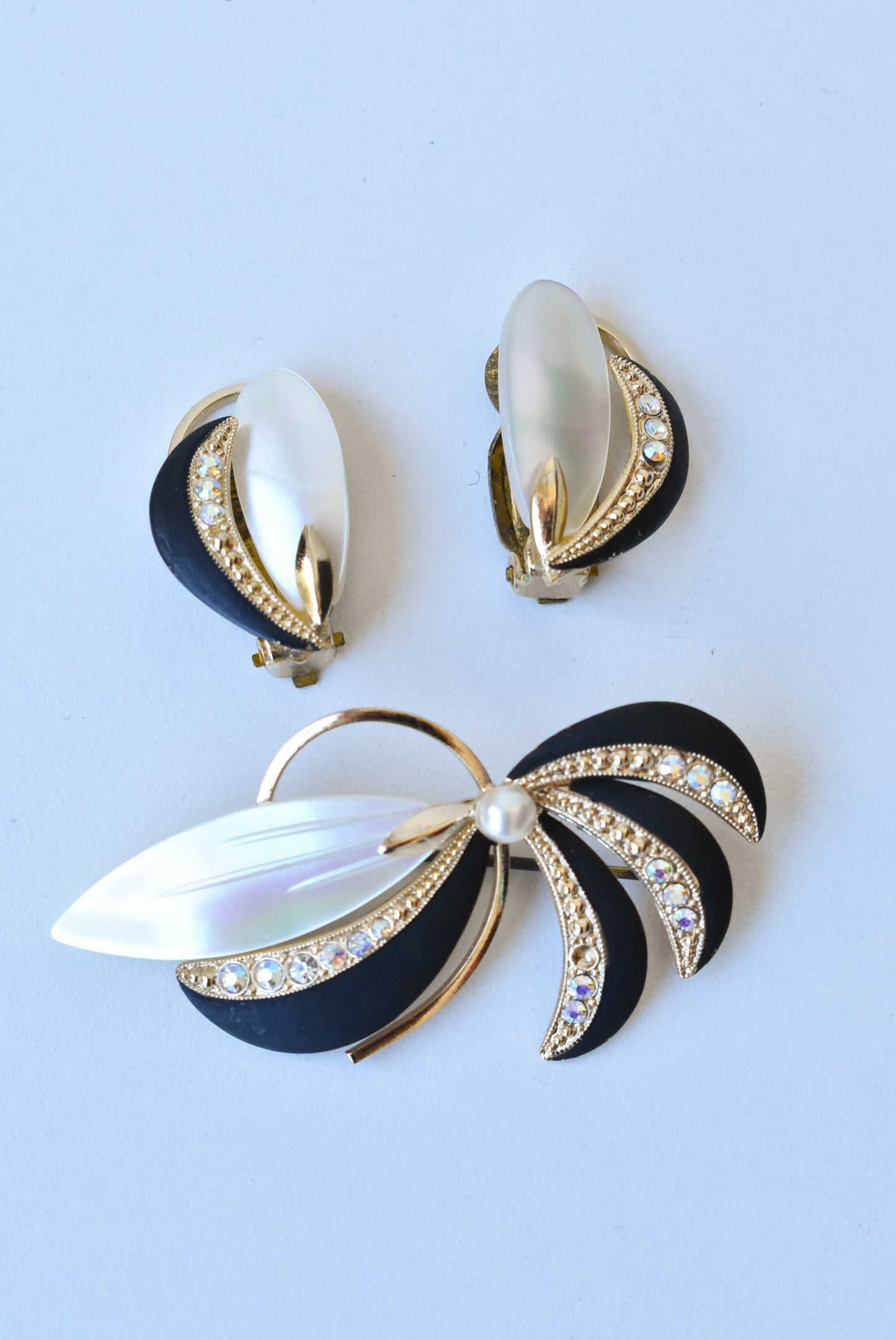 Vintage striking arched brooch and clip-on earrings