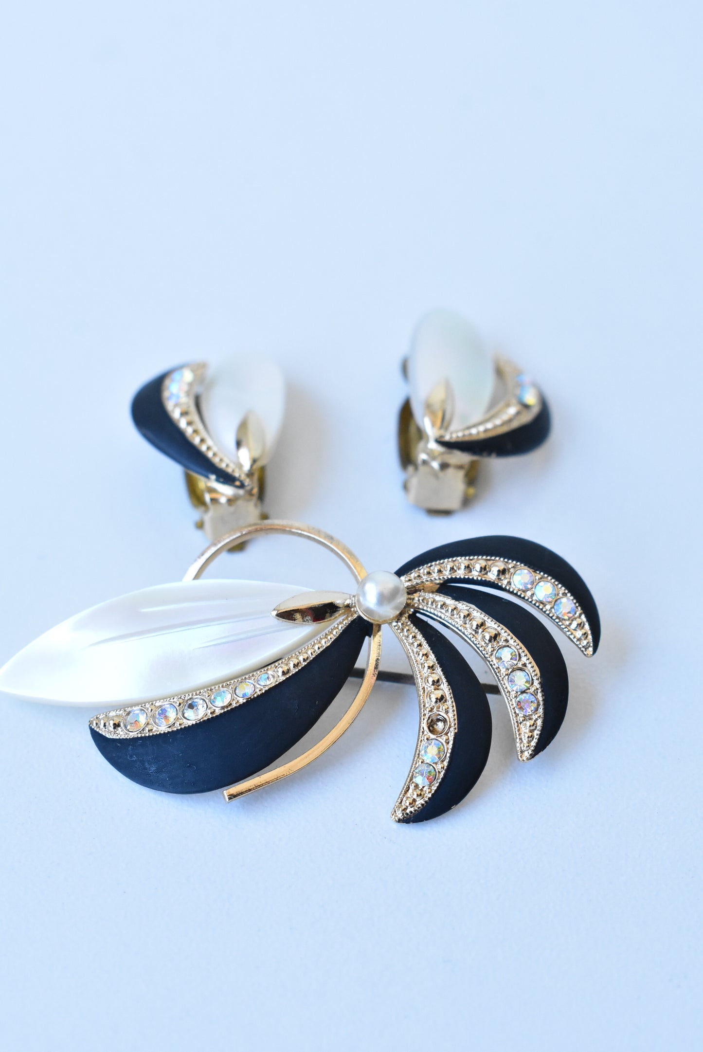 Vintage striking arched brooch and clip-on earrings