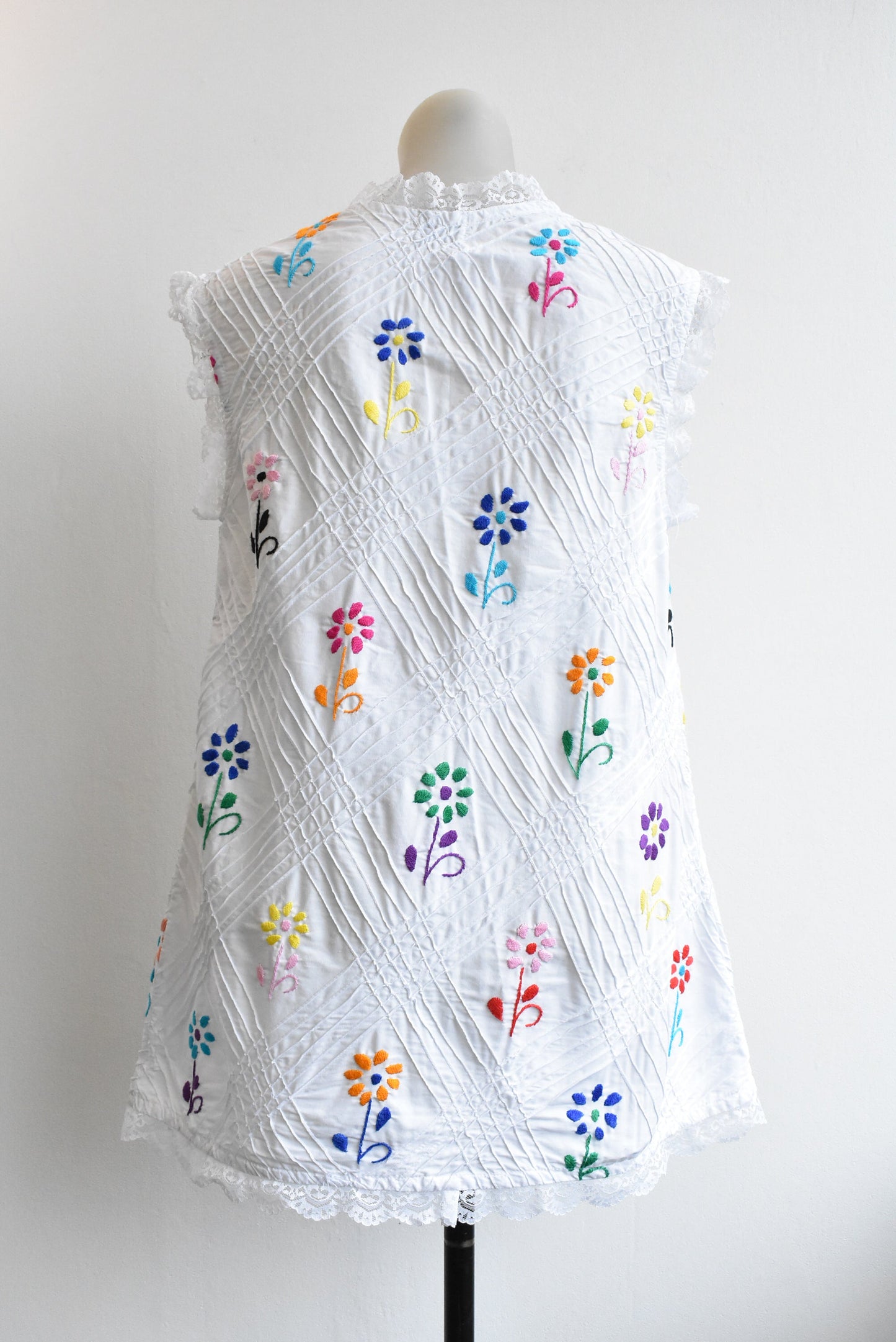 Retro La Moda embroidered lace vest, size M