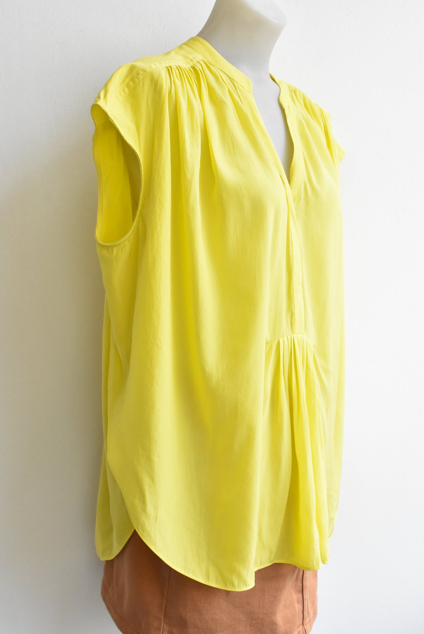 Country Road yellow high-low yellow top, M
