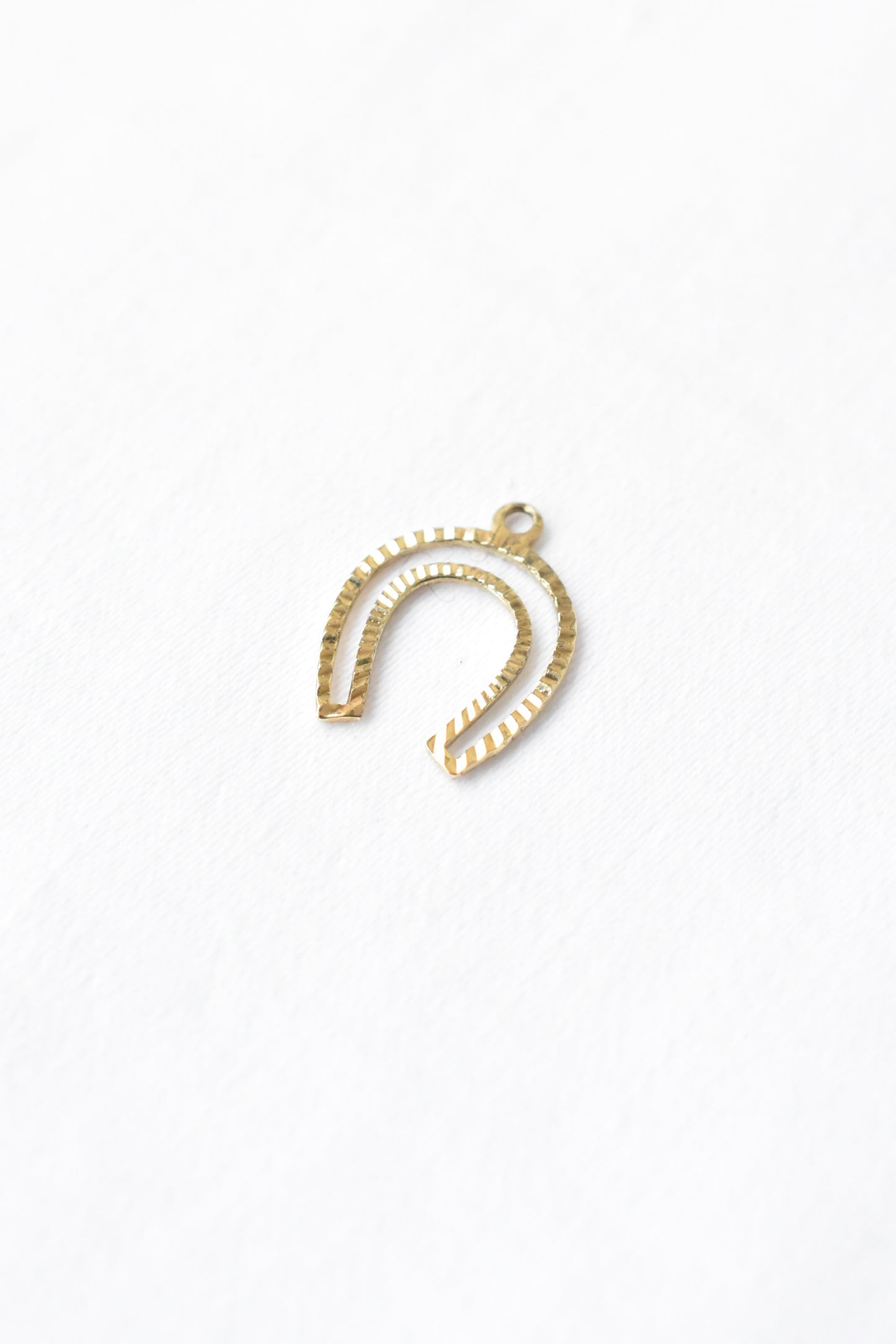 8ct gold horseshoe charm pendant