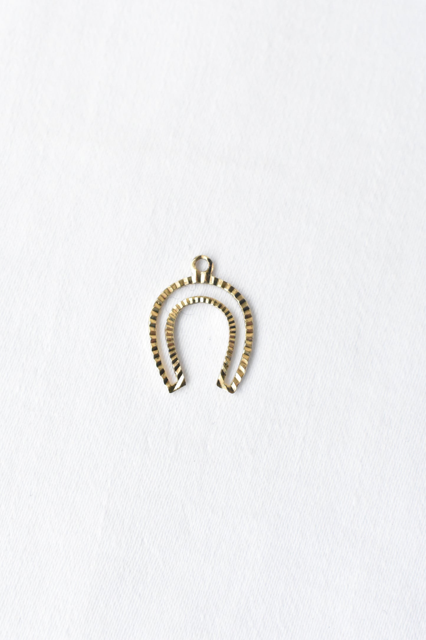 8ct gold horseshoe charm pendant