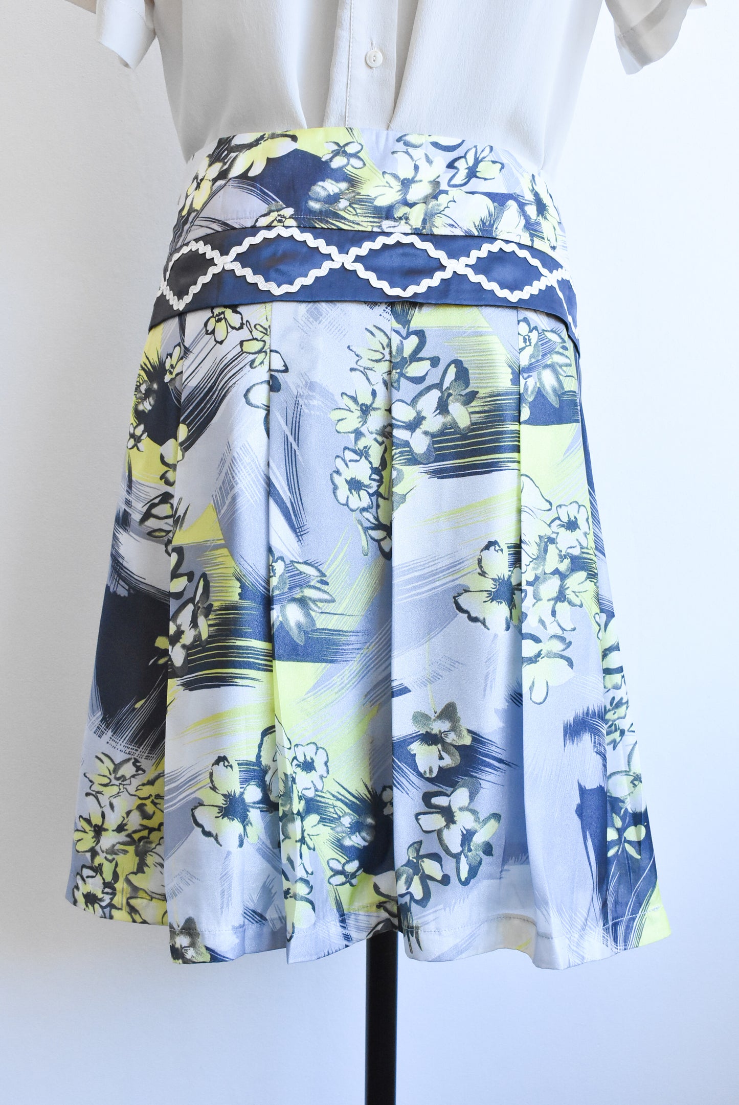 Farinelli acid yellow and silver floral pleated skirt, size L