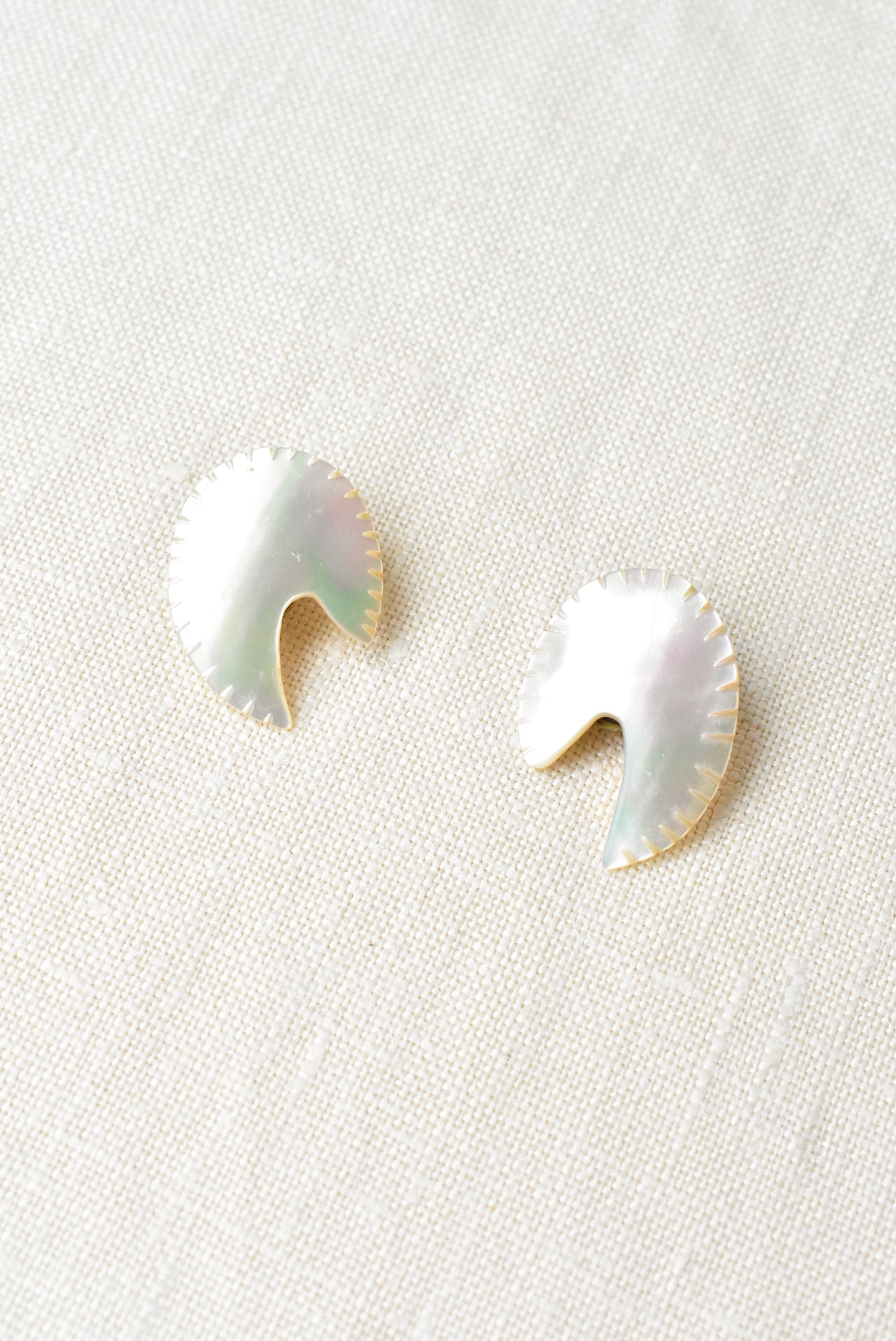 Retro pearlescent shell-shaped clip-on earrings