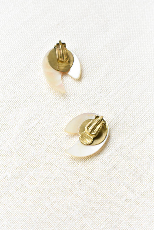 Retro pearlescent shell-shaped clip-on earrings