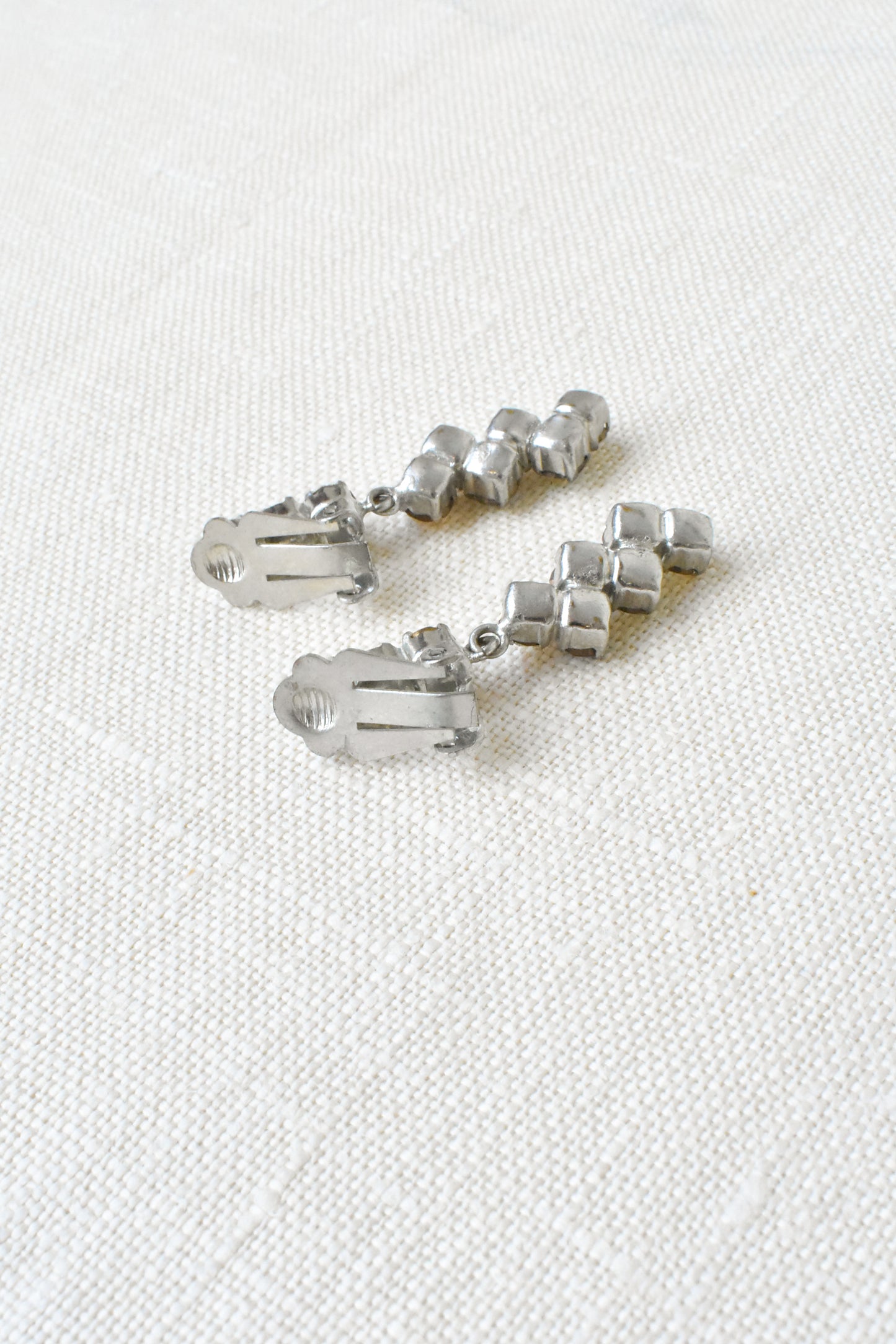 Retro zigzag glittering crystal drop clip-on earrings