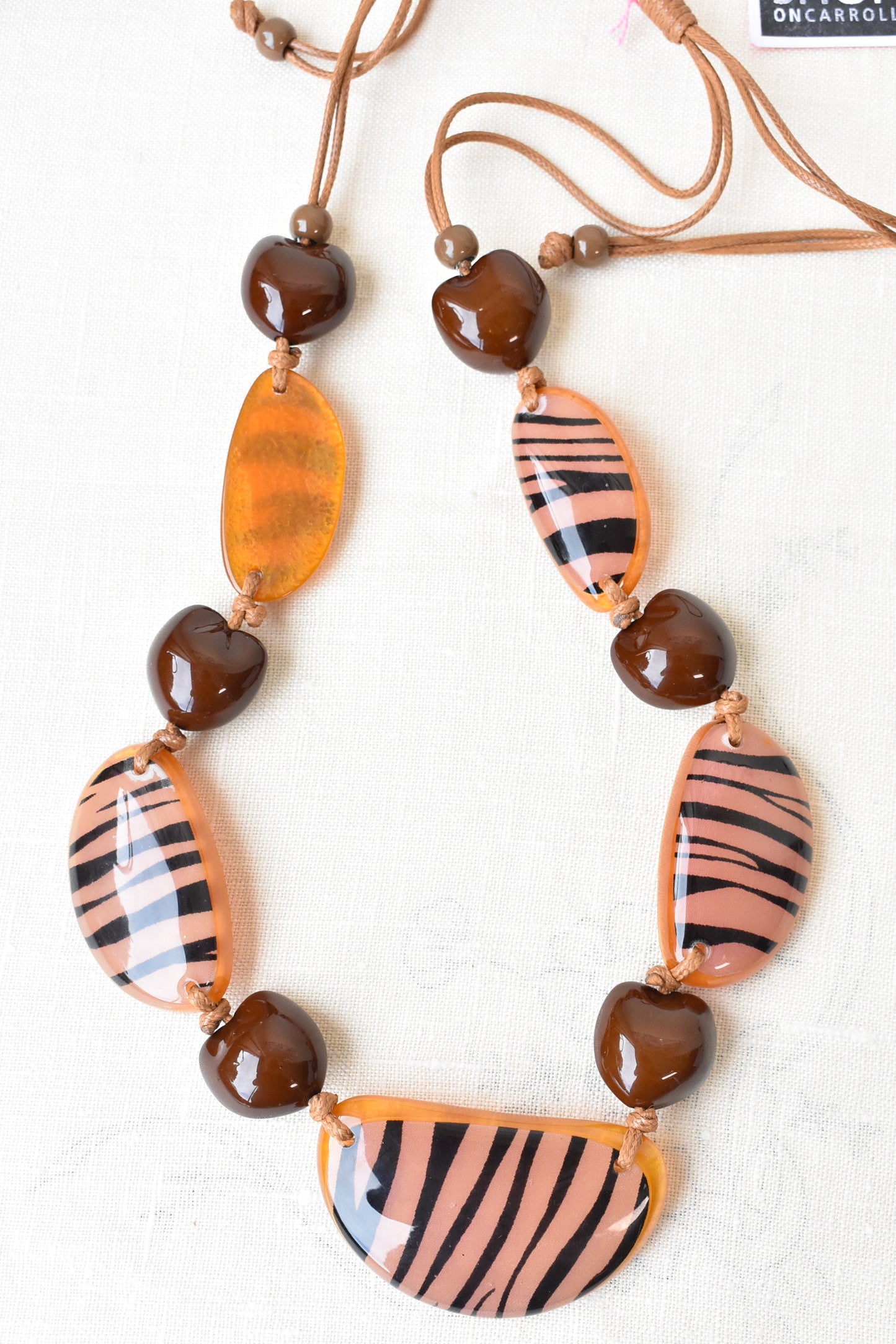 Resin tiger-stripe feature necklace