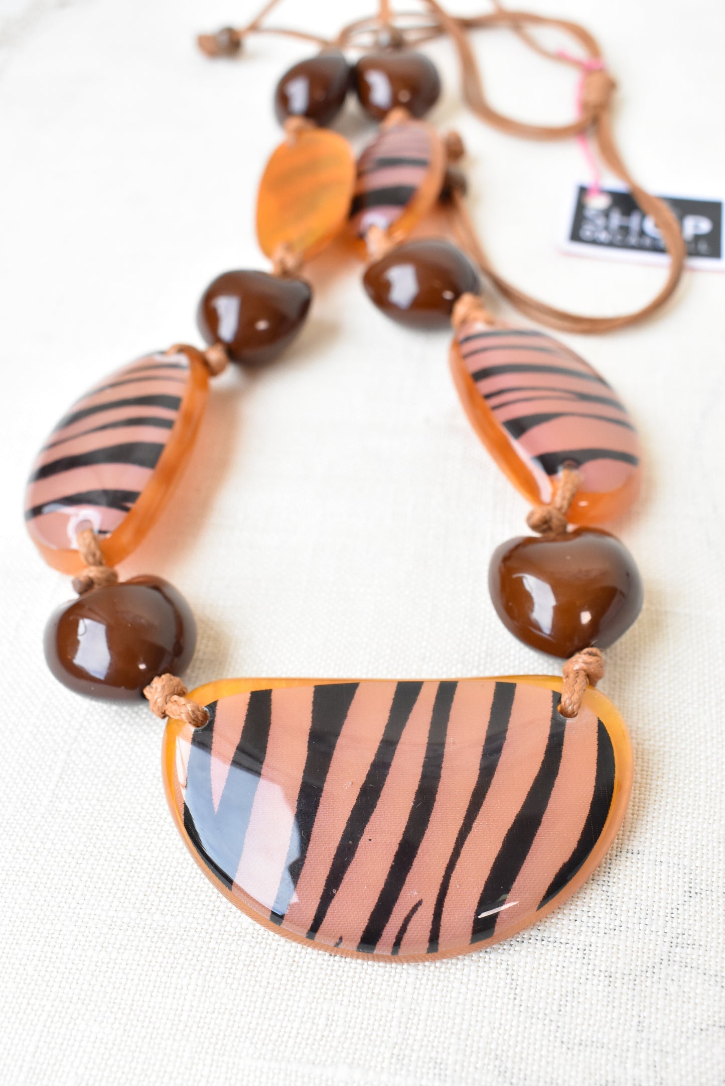 Resin tiger-stripe feature necklace