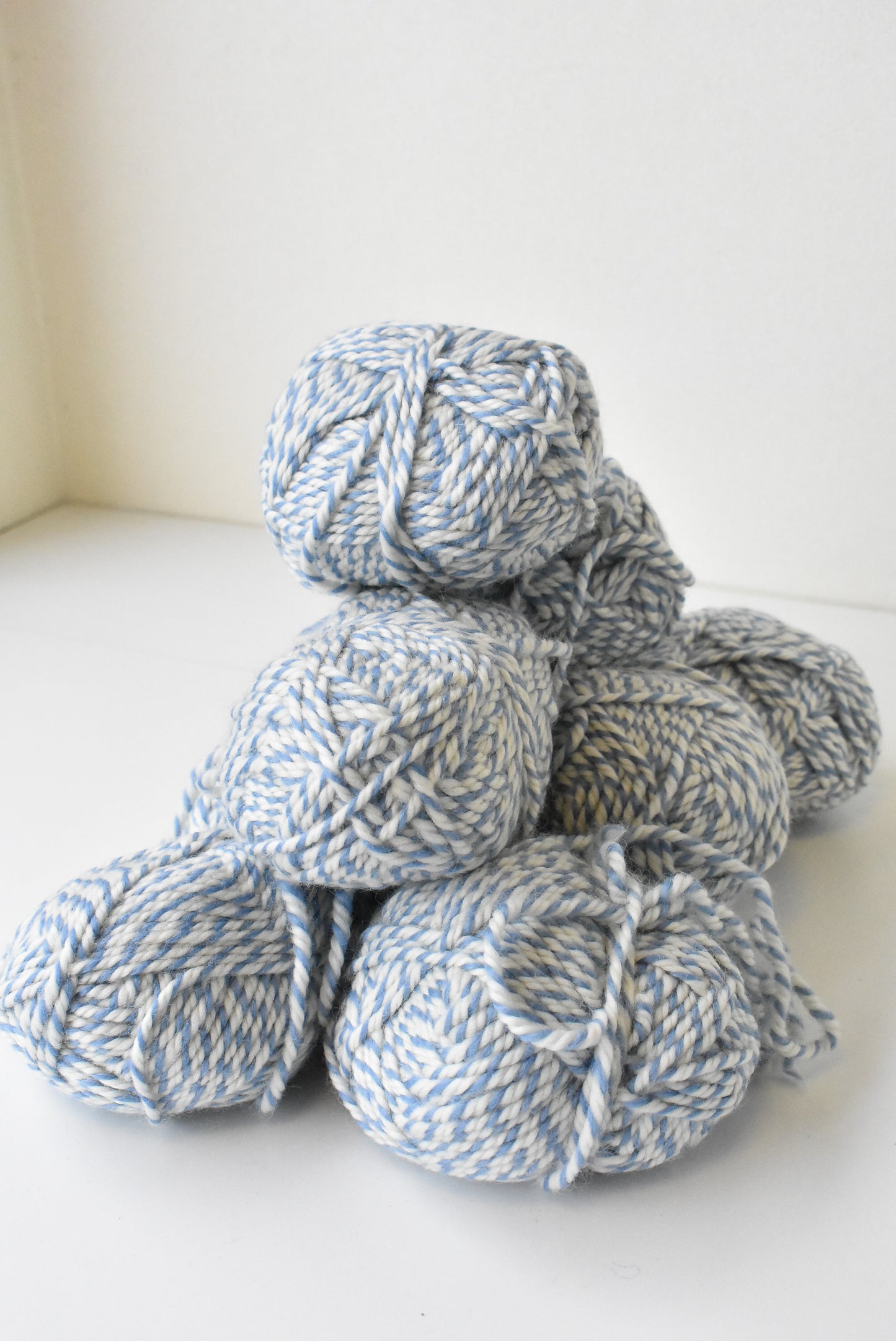 9 balls of chunky blue & white wool