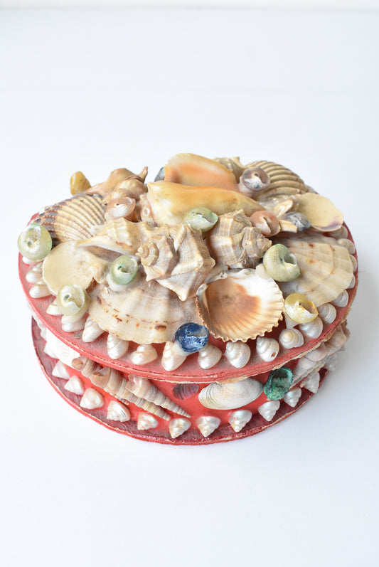 Retro seashell trinket box