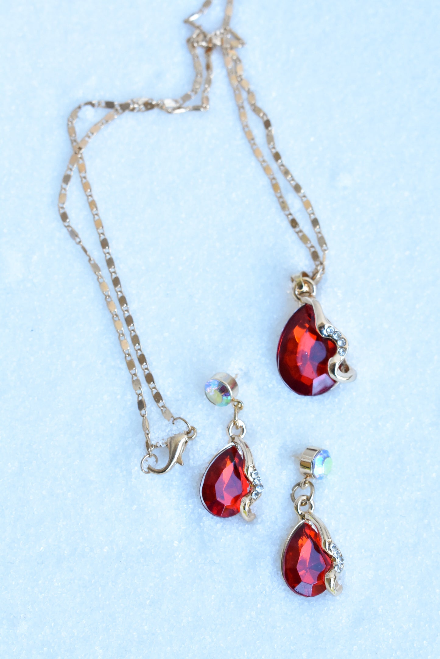 Golden and red jewelled necklace and earrings set