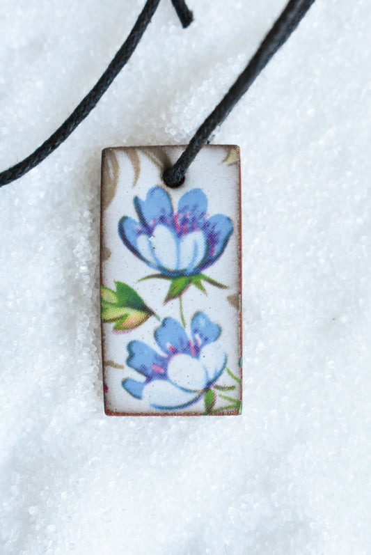 Blue flower pendant necklace