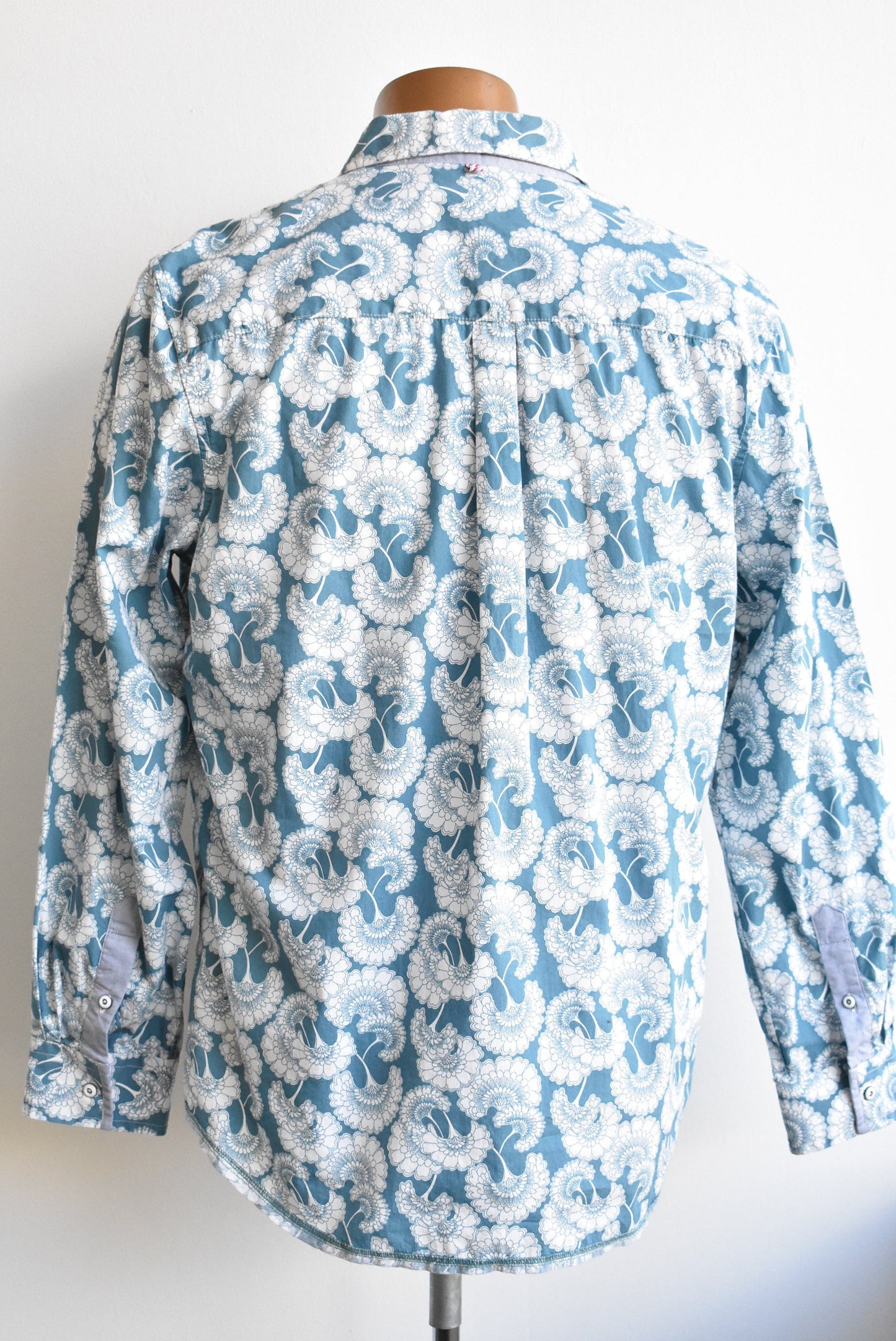 John Lennon blue stylised flower shirt, size XL/TG