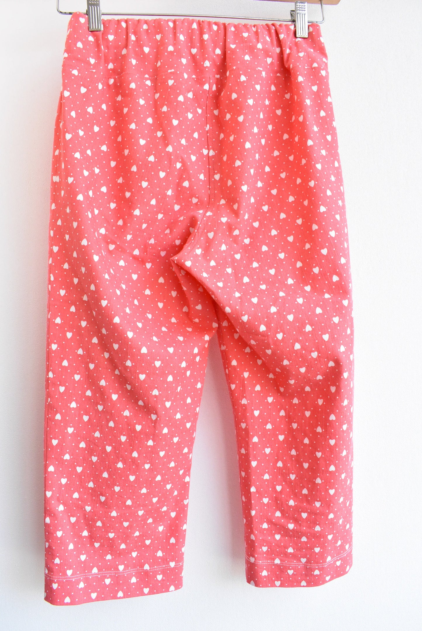 Pink heart-patterned short pants, M