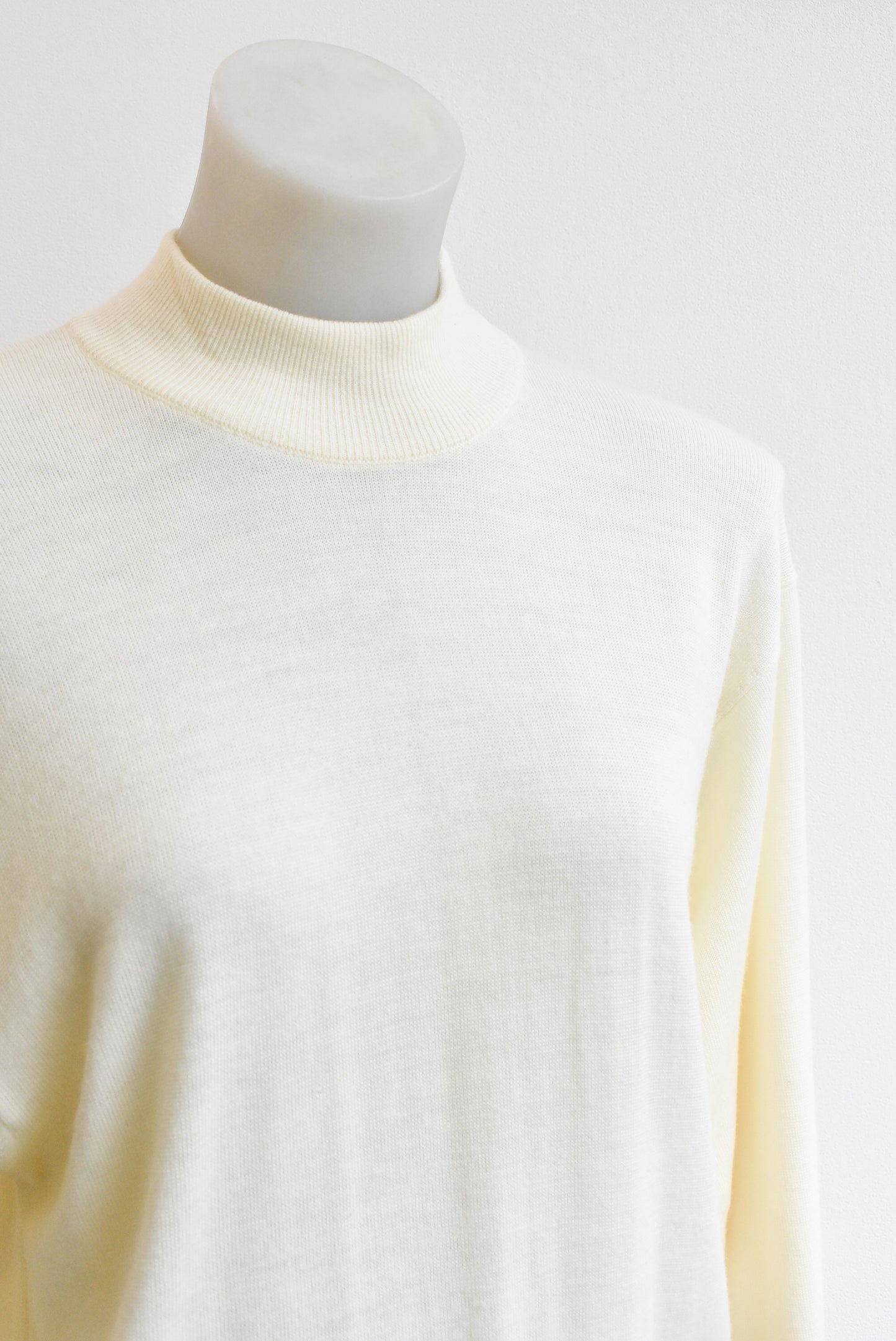 Ivory coloured sweater, size S-M