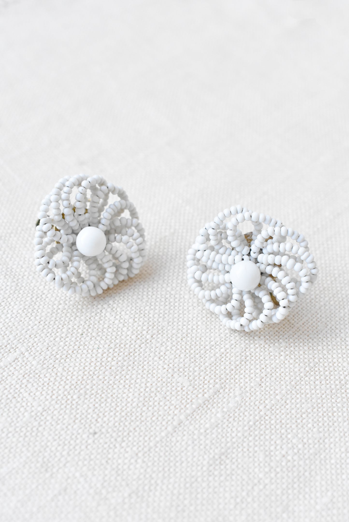 Retro white bead screw-on earrings