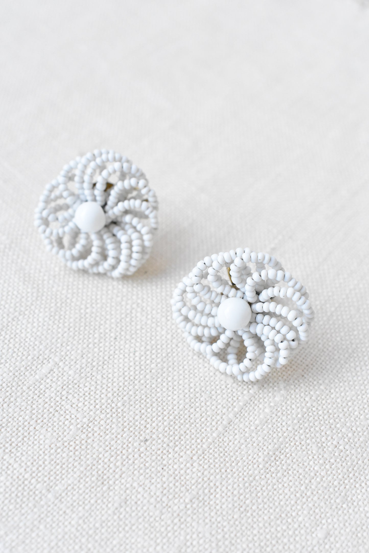 Retro white bead screw-on earrings