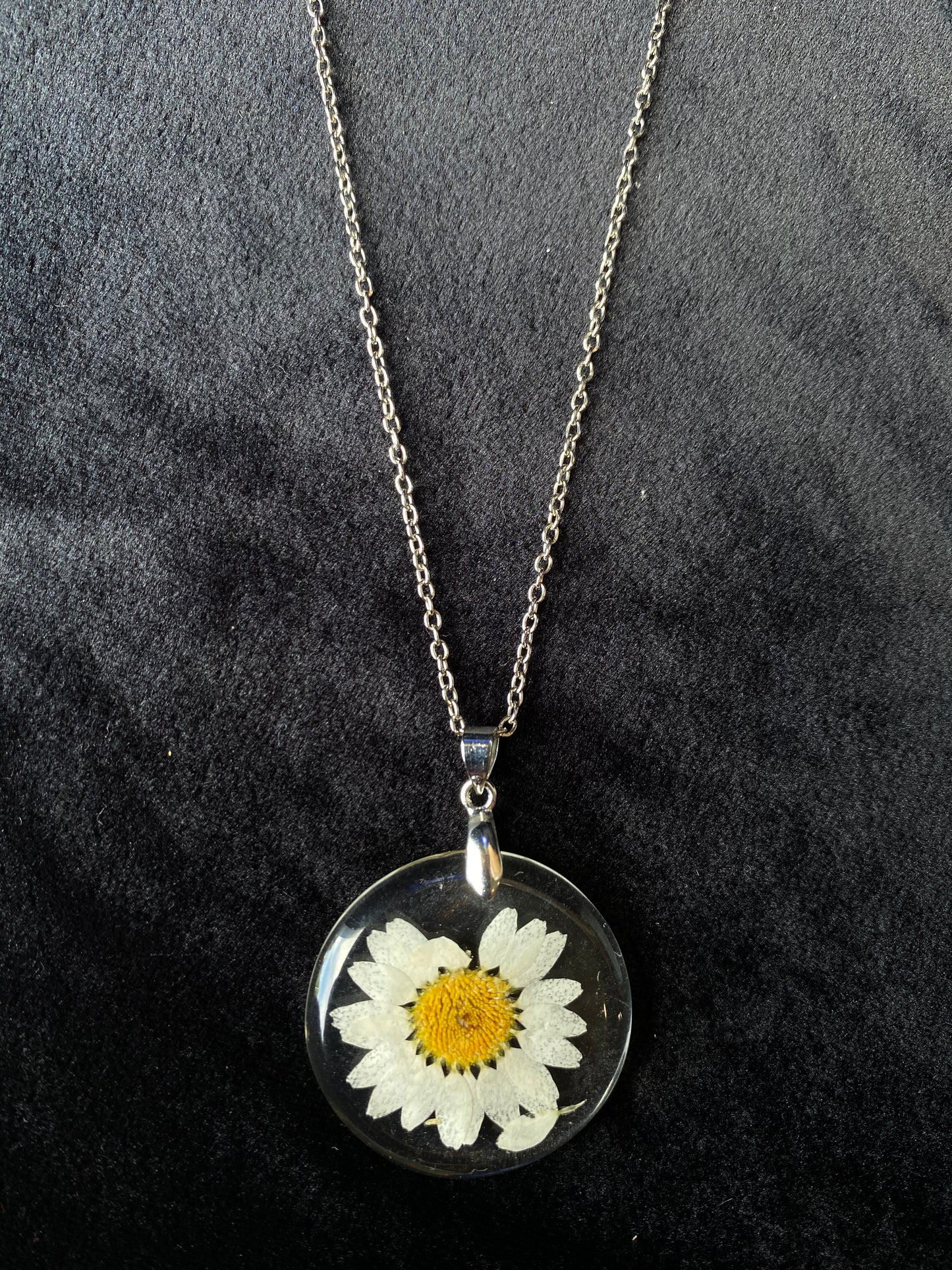 Resin daisy necklace